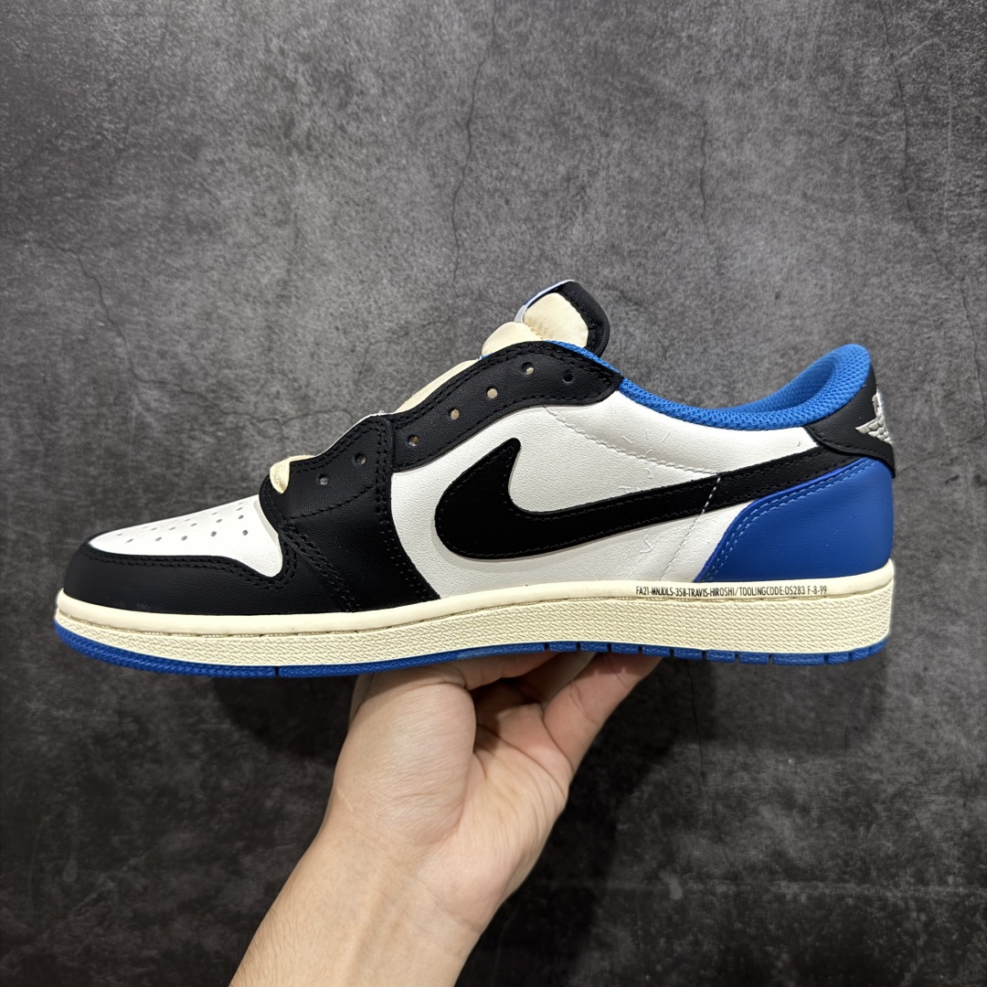 图片[2]-【原厂版】Air Jordan 1 x Travis Scott AJ1 x TS联名白蓝闪电倒钩低帮 DM7866-140 超级强悍品质 可对比市场各大纯原版本 专业aj大厂出品 对细节的把控毋庸置疑 材料也是用最接近原鞋的头层皮料 所有地方都没有做到减配 原厂鞋楦打造完美鞋型 整体鞋型以及后跟做的弧度做的非常好 鞋带为原厂打蜡鞋带 粗细程度同步原鞋 裁片清洁度到位 无明显瑕疵毛边 免修产品 正确针车 该重针 该有尖角的地方都有做到 鞋价格非常香 转手可闭眼卖高价 到手各位就知道货有多好 绝对秒杀一切同价格货品 尺码：36-47.5-选品中心