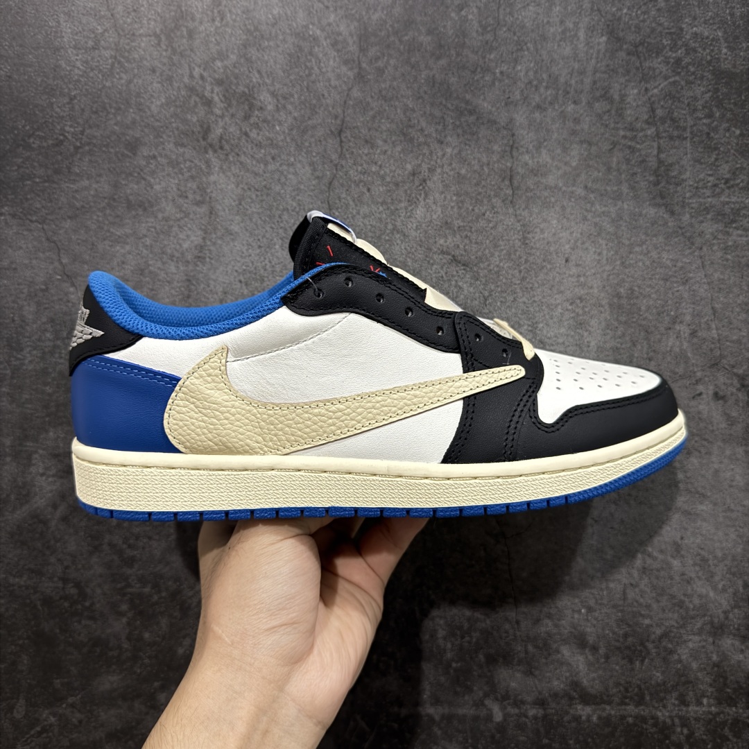 【原厂版】Air Jordan 1 x Travis Scott AJ1 x TS联名白蓝闪电倒钩低帮 DM7866-140 超级强悍品质 可对比市场各大纯原版本 专业aj大厂出品 对细节的把控毋庸置疑 材料也是用最接近原鞋的头层皮料 所有地方都没有做到减配 原厂鞋楦打造完美鞋型 整体鞋型以及后跟做的弧度做的非常好 鞋带为原厂打蜡鞋带 粗细程度同步原鞋 裁片清洁度到位 无明显瑕疵毛边 免修产品 正确针车 该重针 该有尖角的地方都有做到 鞋价格非常香 转手可闭眼卖高价 到手各位就知道货有多好 绝对秒杀一切同价格货品 尺码:36-47.5-选品中心