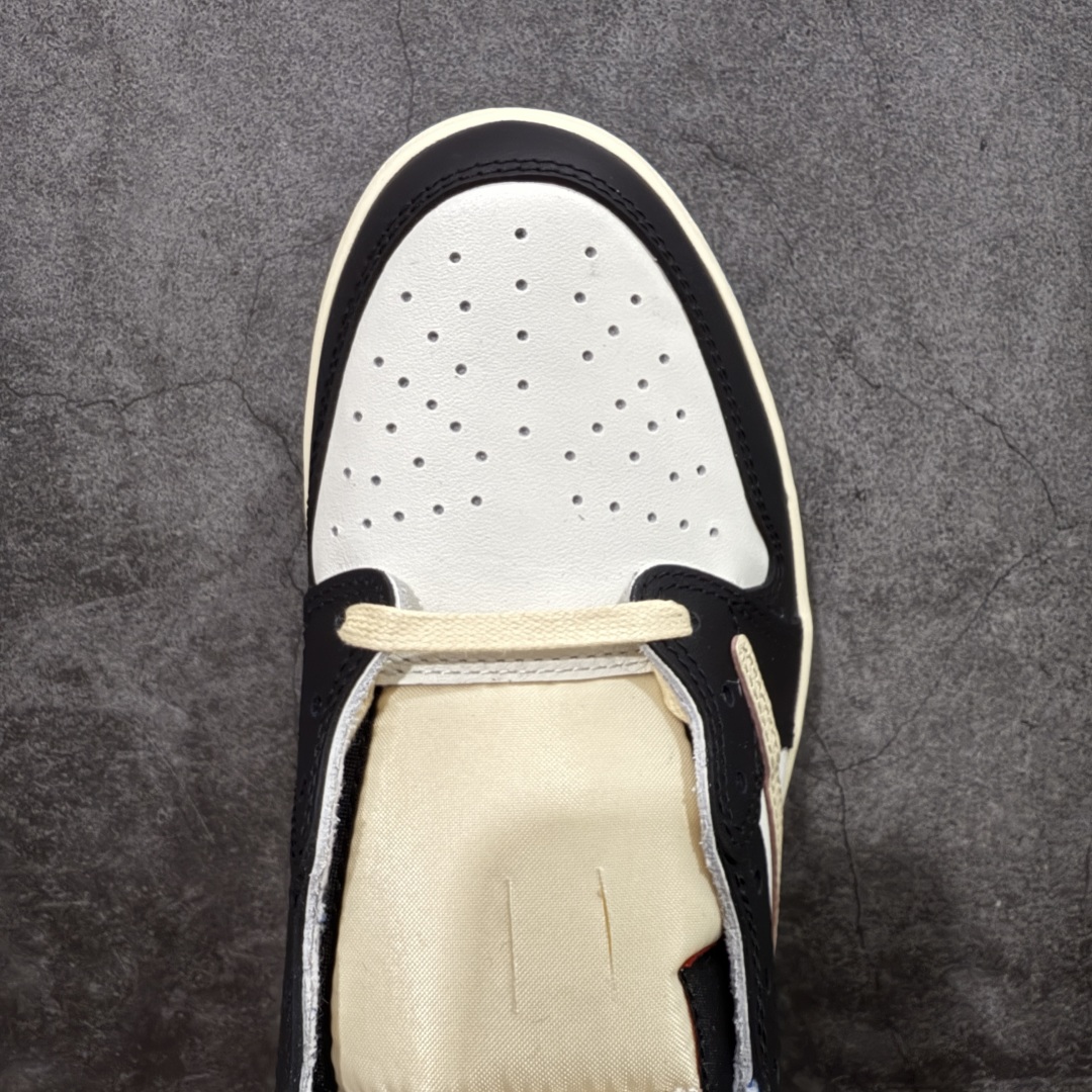 图片[5]-【原厂版】Air Jordan 1 x Travis Scott AJ1 x TS联名白蓝闪电倒钩低帮 DM7866-140 超级强悍品质 可对比市场各大纯原版本 专业aj大厂出品 对细节的把控毋庸置疑 材料也是用最接近原鞋的头层皮料 所有地方都没有做到减配 原厂鞋楦打造完美鞋型 整体鞋型以及后跟做的弧度做的非常好 鞋带为原厂打蜡鞋带 粗细程度同步原鞋 裁片清洁度到位 无明显瑕疵毛边 免修产品 正确针车 该重针 该有尖角的地方都有做到 鞋价格非常香 转手可闭眼卖高价 到手各位就知道货有多好 绝对秒杀一切同价格货品 尺码：36-47.5-选品中心