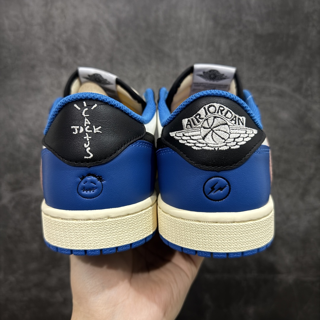 图片[4]-【原厂版】Air Jordan 1 x Travis Scott AJ1 x TS联名白蓝闪电倒钩低帮 DM7866-140 超级强悍品质 可对比市场各大纯原版本 专业aj大厂出品 对细节的把控毋庸置疑 材料也是用最接近原鞋的头层皮料 所有地方都没有做到减配 原厂鞋楦打造完美鞋型 整体鞋型以及后跟做的弧度做的非常好 鞋带为原厂打蜡鞋带 粗细程度同步原鞋 裁片清洁度到位 无明显瑕疵毛边 免修产品 正确针车 该重针 该有尖角的地方都有做到 鞋价格非常香 转手可闭眼卖高价 到手各位就知道货有多好 绝对秒杀一切同价格货品 尺码：36-47.5-选品中心