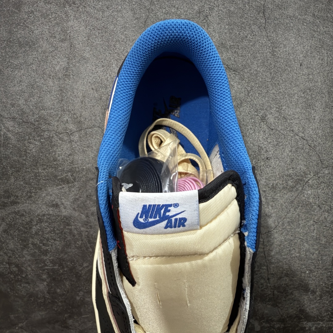 图片[8]-【原厂版】Air Jordan 1 x Travis Scott AJ1 x TS联名白蓝闪电倒钩低帮 DM7866-140 超级强悍品质 可对比市场各大纯原版本 专业aj大厂出品 对细节的把控毋庸置疑 材料也是用最接近原鞋的头层皮料 所有地方都没有做到减配 原厂鞋楦打造完美鞋型 整体鞋型以及后跟做的弧度做的非常好 鞋带为原厂打蜡鞋带 粗细程度同步原鞋 裁片清洁度到位 无明显瑕疵毛边 免修产品 正确针车 该重针 该有尖角的地方都有做到 鞋价格非常香 转手可闭眼卖高价 到手各位就知道货有多好 绝对秒杀一切同价格货品 尺码：36-47.5-选品中心