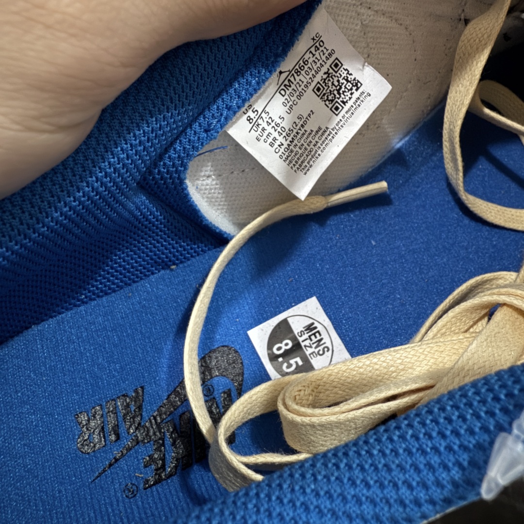 图片[8]-【原厂版】Air Jordan 1 x Travis Scott AJ1 x TS联名白蓝闪电倒钩低帮 DM7866-140 超级强悍品质 可对比市场各大纯原版本 专业aj大厂出品 对细节的把控毋庸置疑 材料也是用最接近原鞋的头层皮料 所有地方都没有做到减配 原厂鞋楦打造完美鞋型 整体鞋型以及后跟做的弧度做的非常好 鞋带为原厂打蜡鞋带 粗细程度同步原鞋 裁片清洁度到位 无明显瑕疵毛边 免修产品 正确针车 该重针 该有尖角的地方都有做到 鞋价格非常香 转手可闭眼卖高价 到手各位就知道货有多好 绝对秒杀一切同价格货品 尺码：36-47.5-选品中心
