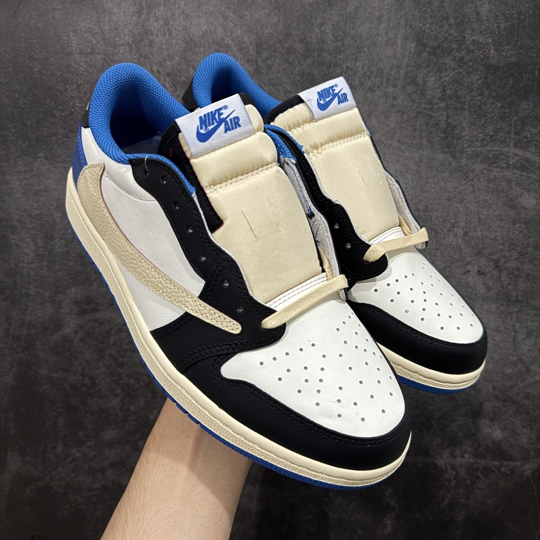 【原厂版】Air Jordan 1 x Travis Scott AJ1 x TS联名白蓝闪电倒钩低帮 DM7866-140 超级强悍品质 可对比市场各大纯原版本 专业aj大厂出品 对细节的把控毋庸置疑 材料也是用最接近原鞋的头层皮料 所有地方都没有做到减配 原厂鞋楦打造完美鞋型 整体鞋型以及后跟做的弧度做的非常好 鞋带为原厂打蜡鞋带 粗细程度同步原鞋 裁片清洁度到位 无明显瑕疵毛边 免修产品 正确针车 该重针 该有尖角的地方都有做到 鞋价格非常香 转手可闭眼卖高价 到手各位就知道货有多好 绝对秒杀一切同价格货品 尺码:36-47.5-选品中心