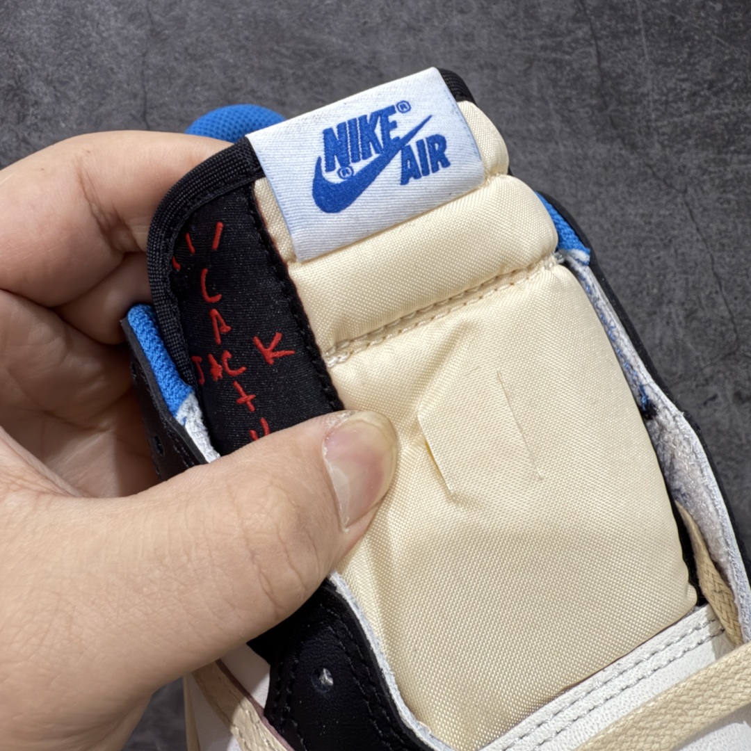 图片[6]-【原厂版】Air Jordan 1 x Travis Scott AJ1 x TS联名白蓝闪电倒钩低帮 DM7866-140 超级强悍品质 可对比市场各大纯原版本 专业aj大厂出品 对细节的把控毋庸置疑 材料也是用最接近原鞋的头层皮料 所有地方都没有做到减配 原厂鞋楦打造完美鞋型 整体鞋型以及后跟做的弧度做的非常好 鞋带为原厂打蜡鞋带 粗细程度同步原鞋 裁片清洁度到位 无明显瑕疵毛边 免修产品 正确针车 该重针 该有尖角的地方都有做到 鞋价格非常香 转手可闭眼卖高价 到手各位就知道货有多好 绝对秒杀一切同价格货品 尺码：36-47.5-选品中心