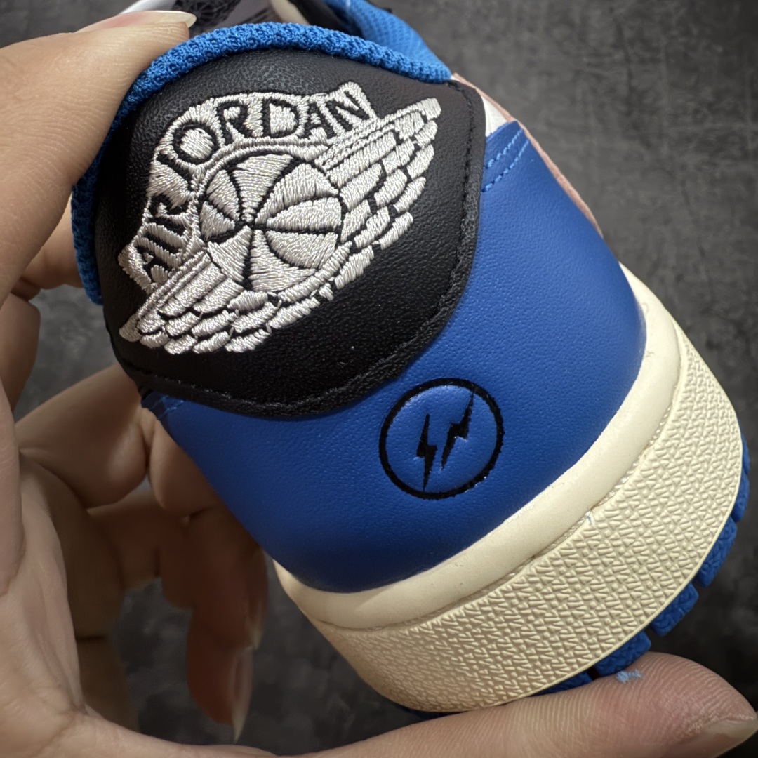 图片[2]-【原厂版】Air Jordan 1 x Travis Scott AJ1 x TS联名白蓝闪电倒钩低帮 DM7866-140 超级强悍品质 可对比市场各大纯原版本 专业aj大厂出品 对细节的把控毋庸置疑 材料也是用最接近原鞋的头层皮料 所有地方都没有做到减配 原厂鞋楦打造完美鞋型 整体鞋型以及后跟做的弧度做的非常好 鞋带为原厂打蜡鞋带 粗细程度同步原鞋 裁片清洁度到位 无明显瑕疵毛边 免修产品 正确针车 该重针 该有尖角的地方都有做到 鞋价格非常香 转手可闭眼卖高价 到手各位就知道货有多好 绝对秒杀一切同价格货品 尺码：36-47.5-选品中心