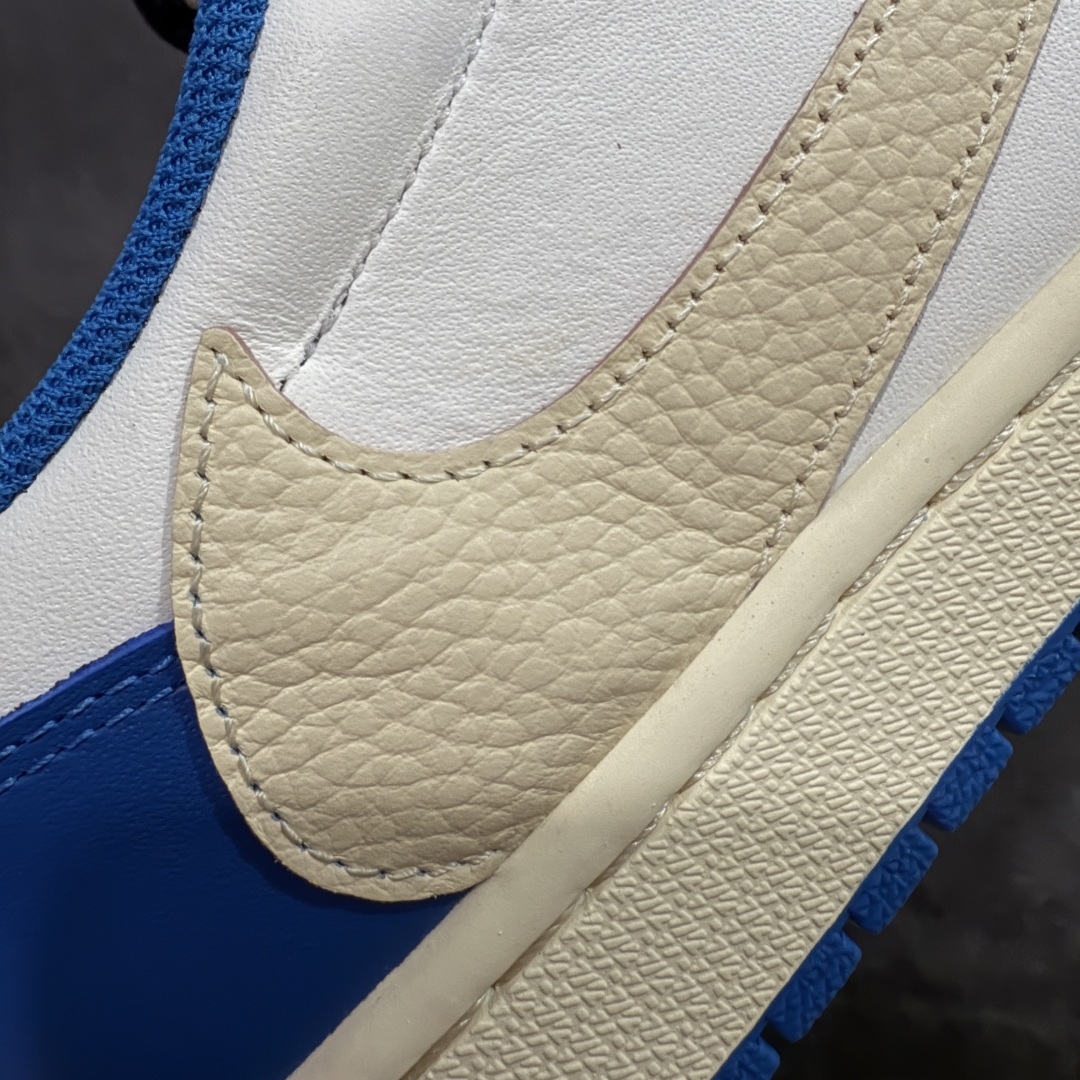 图片[3]-【原厂版】Air Jordan 1 x Travis Scott AJ1 x TS联名白蓝闪电倒钩低帮 DM7866-140 超级强悍品质 可对比市场各大纯原版本 专业aj大厂出品 对细节的把控毋庸置疑 材料也是用最接近原鞋的头层皮料 所有地方都没有做到减配 原厂鞋楦打造完美鞋型 整体鞋型以及后跟做的弧度做的非常好 鞋带为原厂打蜡鞋带 粗细程度同步原鞋 裁片清洁度到位 无明显瑕疵毛边 免修产品 正确针车 该重针 该有尖角的地方都有做到 鞋价格非常香 转手可闭眼卖高价 到手各位就知道货有多好 绝对秒杀一切同价格货品 尺码：36-47.5-选品中心