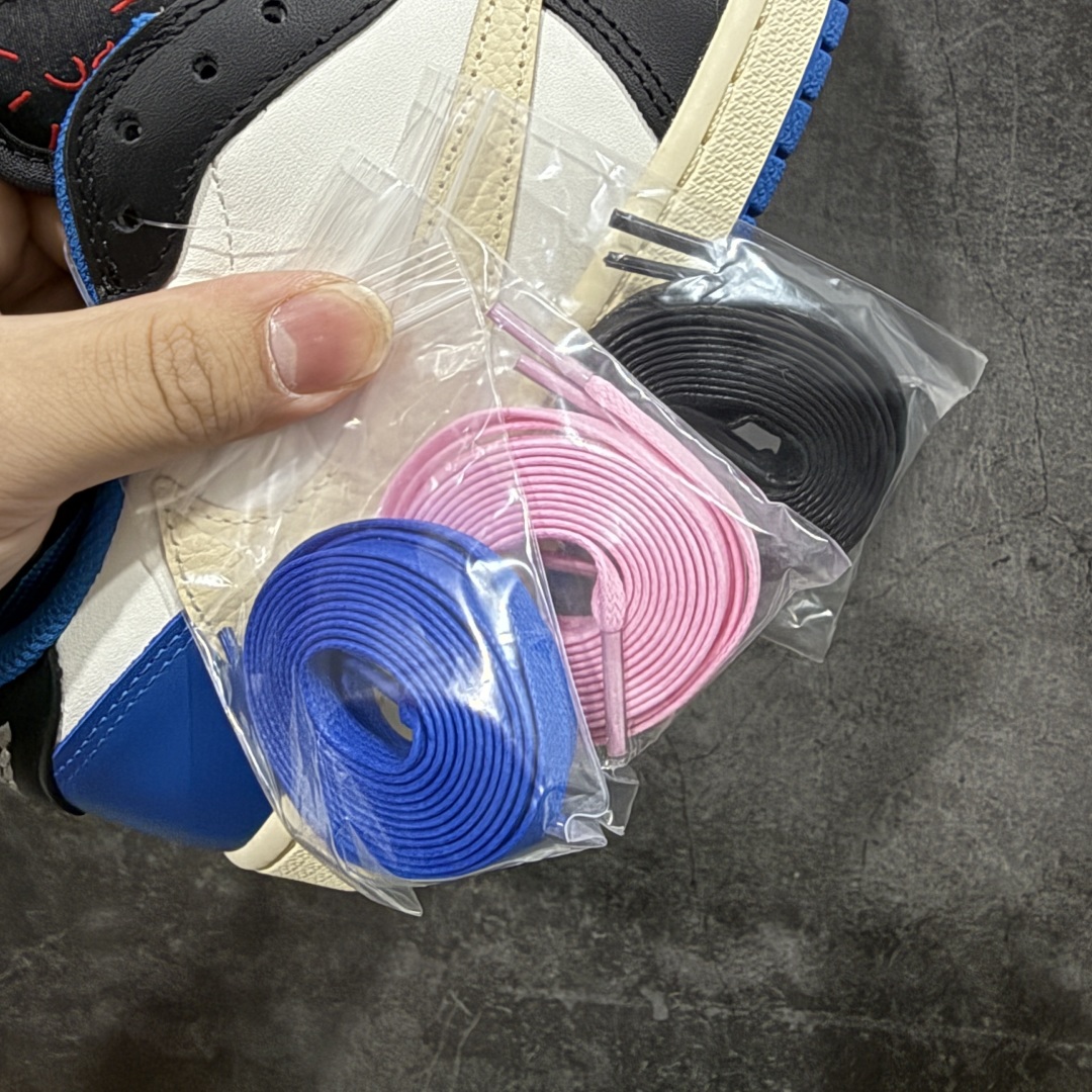 图片[7]-【原厂版】Air Jordan 1 x Travis Scott AJ1 x TS联名白蓝闪电倒钩低帮 DM7866-140 超级强悍品质 可对比市场各大纯原版本 专业aj大厂出品 对细节的把控毋庸置疑 材料也是用最接近原鞋的头层皮料 所有地方都没有做到减配 原厂鞋楦打造完美鞋型 整体鞋型以及后跟做的弧度做的非常好 鞋带为原厂打蜡鞋带 粗细程度同步原鞋 裁片清洁度到位 无明显瑕疵毛边 免修产品 正确针车 该重针 该有尖角的地方都有做到 鞋价格非常香 转手可闭眼卖高价 到手各位就知道货有多好 绝对秒杀一切同价格货品 尺码：36-47.5-选品中心