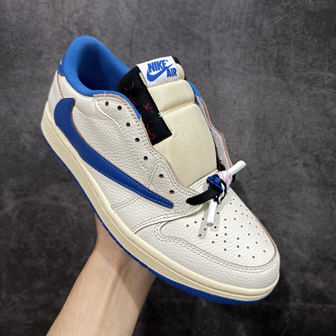 图片[3]-【原厂版】Air Jordan 1 x Travis Scott AJ1 x TS联名白蓝倒钩低帮 DM7866-104 超级强悍品质 可对比市场各大纯原版本 专业aj大厂出品 对细节的把控毋庸置疑 材料也是用最接近原鞋的头层皮料 所有地方都没有做到减配 原厂鞋楦打造完美鞋型 整体鞋型以及后跟做的弧度做的非常好 鞋带为原厂打蜡鞋带 粗细程度同步原鞋 裁片清洁度到位 无明显瑕疵毛边 免修产品 正确针车 该重针 该有尖角的地方都有做到 鞋价格非常香 转手可闭眼卖高价 到手各位就知道货有多好 绝对秒杀一切同价格货品 尺码：36-47.5-选品中心