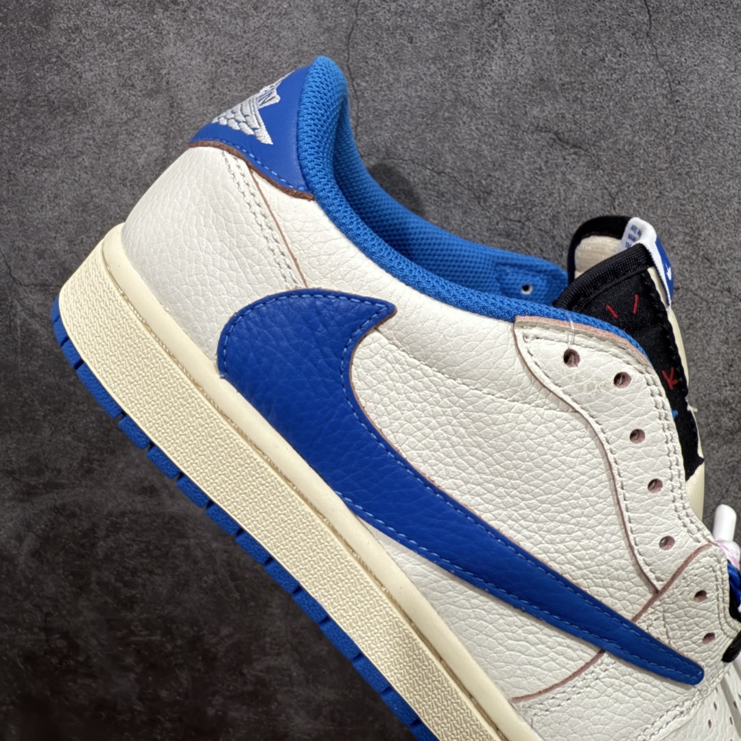 图片[7]-【原厂版】Air Jordan 1 x Travis Scott AJ1 x TS联名白蓝倒钩低帮 DM7866-104 超级强悍品质 可对比市场各大纯原版本 专业aj大厂出品 对细节的把控毋庸置疑 材料也是用最接近原鞋的头层皮料 所有地方都没有做到减配 原厂鞋楦打造完美鞋型 整体鞋型以及后跟做的弧度做的非常好 鞋带为原厂打蜡鞋带 粗细程度同步原鞋 裁片清洁度到位 无明显瑕疵毛边 免修产品 正确针车 该重针 该有尖角的地方都有做到 鞋价格非常香 转手可闭眼卖高价 到手各位就知道货有多好 绝对秒杀一切同价格货品 尺码：36-47.5-选品中心