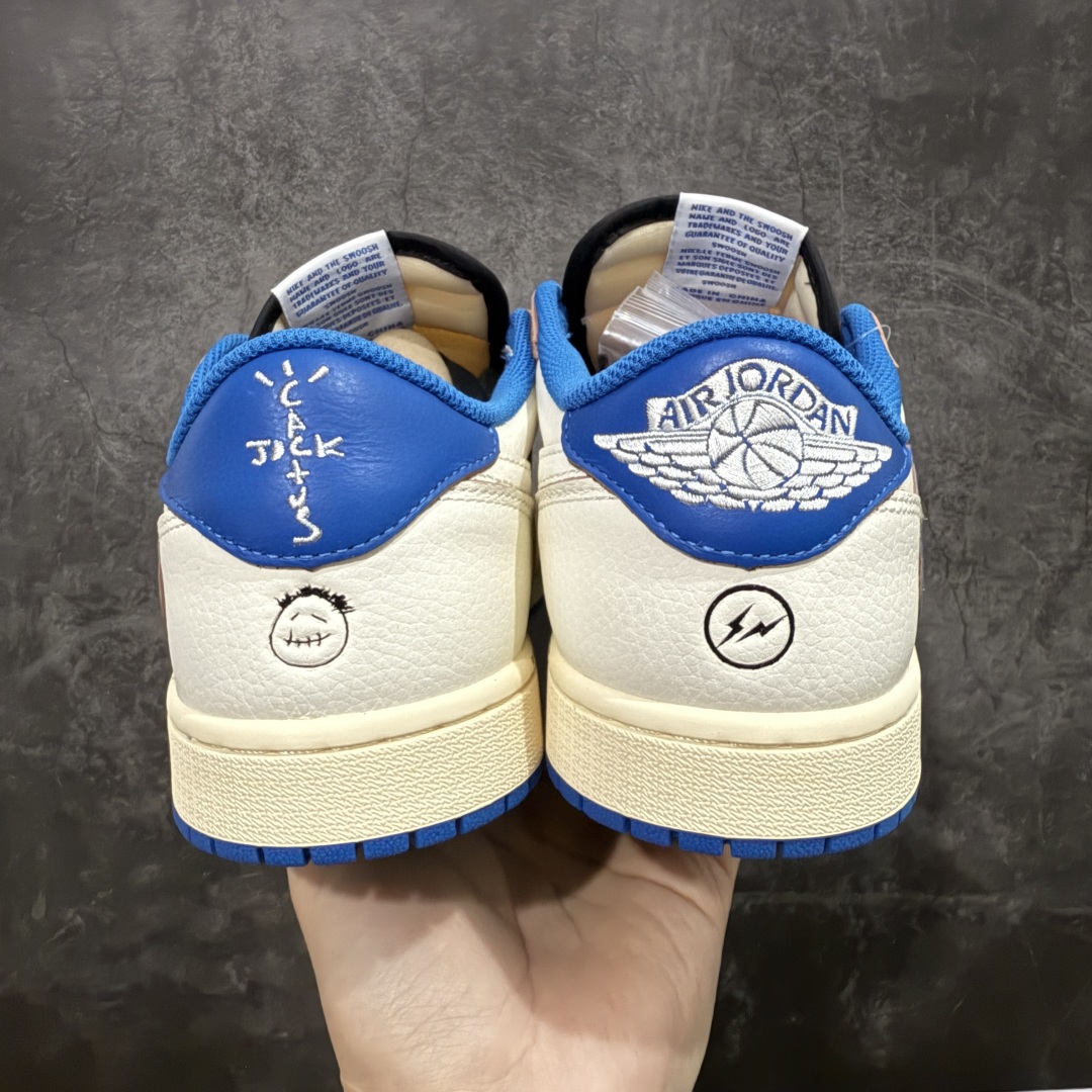 图片[4]-【原厂版】Air Jordan 1 x Travis Scott AJ1 x TS联名白蓝倒钩低帮 DM7866-104 超级强悍品质 可对比市场各大纯原版本 专业aj大厂出品 对细节的把控毋庸置疑 材料也是用最接近原鞋的头层皮料 所有地方都没有做到减配 原厂鞋楦打造完美鞋型 整体鞋型以及后跟做的弧度做的非常好 鞋带为原厂打蜡鞋带 粗细程度同步原鞋 裁片清洁度到位 无明显瑕疵毛边 免修产品 正确针车 该重针 该有尖角的地方都有做到 鞋价格非常香 转手可闭眼卖高价 到手各位就知道货有多好 绝对秒杀一切同价格货品 尺码：36-47.5-选品中心