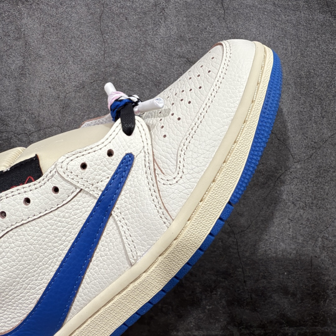 图片[6]-【原厂版】Air Jordan 1 x Travis Scott AJ1 x TS联名白蓝倒钩低帮 DM7866-104 超级强悍品质 可对比市场各大纯原版本 专业aj大厂出品 对细节的把控毋庸置疑 材料也是用最接近原鞋的头层皮料 所有地方都没有做到减配 原厂鞋楦打造完美鞋型 整体鞋型以及后跟做的弧度做的非常好 鞋带为原厂打蜡鞋带 粗细程度同步原鞋 裁片清洁度到位 无明显瑕疵毛边 免修产品 正确针车 该重针 该有尖角的地方都有做到 鞋价格非常香 转手可闭眼卖高价 到手各位就知道货有多好 绝对秒杀一切同价格货品 尺码：36-47.5-选品中心
