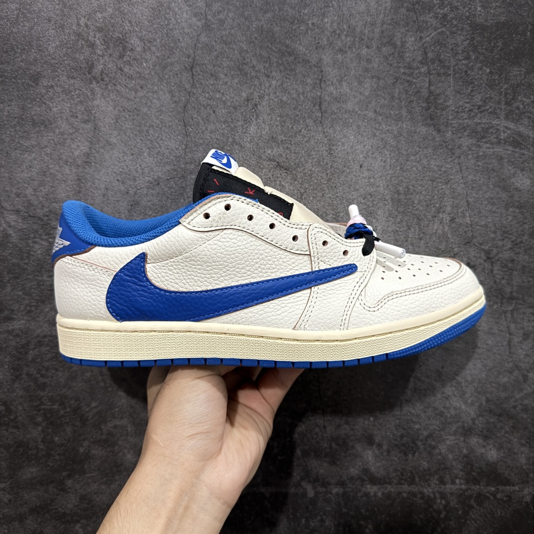【原厂版】Air Jordan 1 x Travis Scott AJ1 x TS联名白蓝倒钩低帮 DM7866-104 超级强悍品质 可对比市场各大纯原版本 专业aj大厂出品 对细节的把控毋庸置疑 材料也是用最接近原鞋的头层皮料 所有地方都没有做到减配 原厂鞋楦打造完美鞋型 整体鞋型以及后跟做的弧度做的非常好 鞋带为原厂打蜡鞋带 粗细程度同步原鞋 裁片清洁度到位 无明显瑕疵毛边 免修产品 正确针车 该重针 该有尖角的地方都有做到 鞋价格非常香 转手可闭眼卖高价 到手各位就知道货有多好 绝对秒杀一切同价格货品 尺码:36-47.5-选品中心