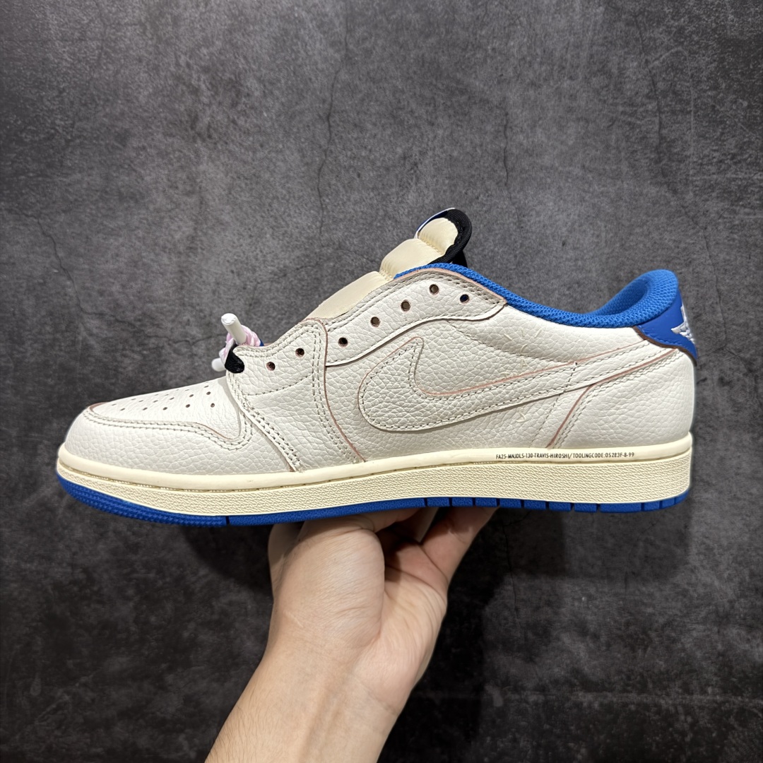 图片[2]-【原厂版】Air Jordan 1 x Travis Scott AJ1 x TS联名白蓝倒钩低帮 DM7866-104 超级强悍品质 可对比市场各大纯原版本 专业aj大厂出品 对细节的把控毋庸置疑 材料也是用最接近原鞋的头层皮料 所有地方都没有做到减配 原厂鞋楦打造完美鞋型 整体鞋型以及后跟做的弧度做的非常好 鞋带为原厂打蜡鞋带 粗细程度同步原鞋 裁片清洁度到位 无明显瑕疵毛边 免修产品 正确针车 该重针 该有尖角的地方都有做到 鞋价格非常香 转手可闭眼卖高价 到手各位就知道货有多好 绝对秒杀一切同价格货品 尺码：36-47.5-选品中心