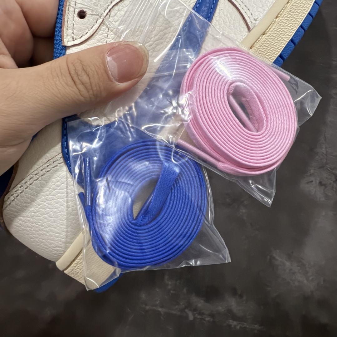 图片[9]-【原厂版】Air Jordan 1 x Travis Scott AJ1 x TS联名白蓝倒钩低帮 DM7866-104 超级强悍品质 可对比市场各大纯原版本 专业aj大厂出品 对细节的把控毋庸置疑 材料也是用最接近原鞋的头层皮料 所有地方都没有做到减配 原厂鞋楦打造完美鞋型 整体鞋型以及后跟做的弧度做的非常好 鞋带为原厂打蜡鞋带 粗细程度同步原鞋 裁片清洁度到位 无明显瑕疵毛边 免修产品 正确针车 该重针 该有尖角的地方都有做到 鞋价格非常香 转手可闭眼卖高价 到手各位就知道货有多好 绝对秒杀一切同价格货品 尺码：36-47.5-选品中心