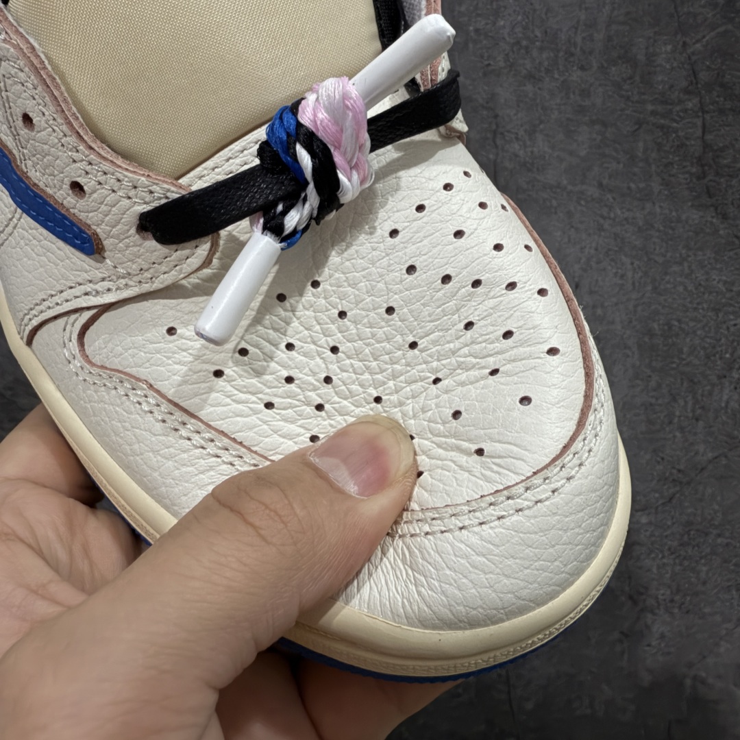 图片[5]-【原厂版】Air Jordan 1 x Travis Scott AJ1 x TS联名白蓝倒钩低帮 DM7866-104 超级强悍品质 可对比市场各大纯原版本 专业aj大厂出品 对细节的把控毋庸置疑 材料也是用最接近原鞋的头层皮料 所有地方都没有做到减配 原厂鞋楦打造完美鞋型 整体鞋型以及后跟做的弧度做的非常好 鞋带为原厂打蜡鞋带 粗细程度同步原鞋 裁片清洁度到位 无明显瑕疵毛边 免修产品 正确针车 该重针 该有尖角的地方都有做到 鞋价格非常香 转手可闭眼卖高价 到手各位就知道货有多好 绝对秒杀一切同价格货品 尺码：36-47.5-选品中心