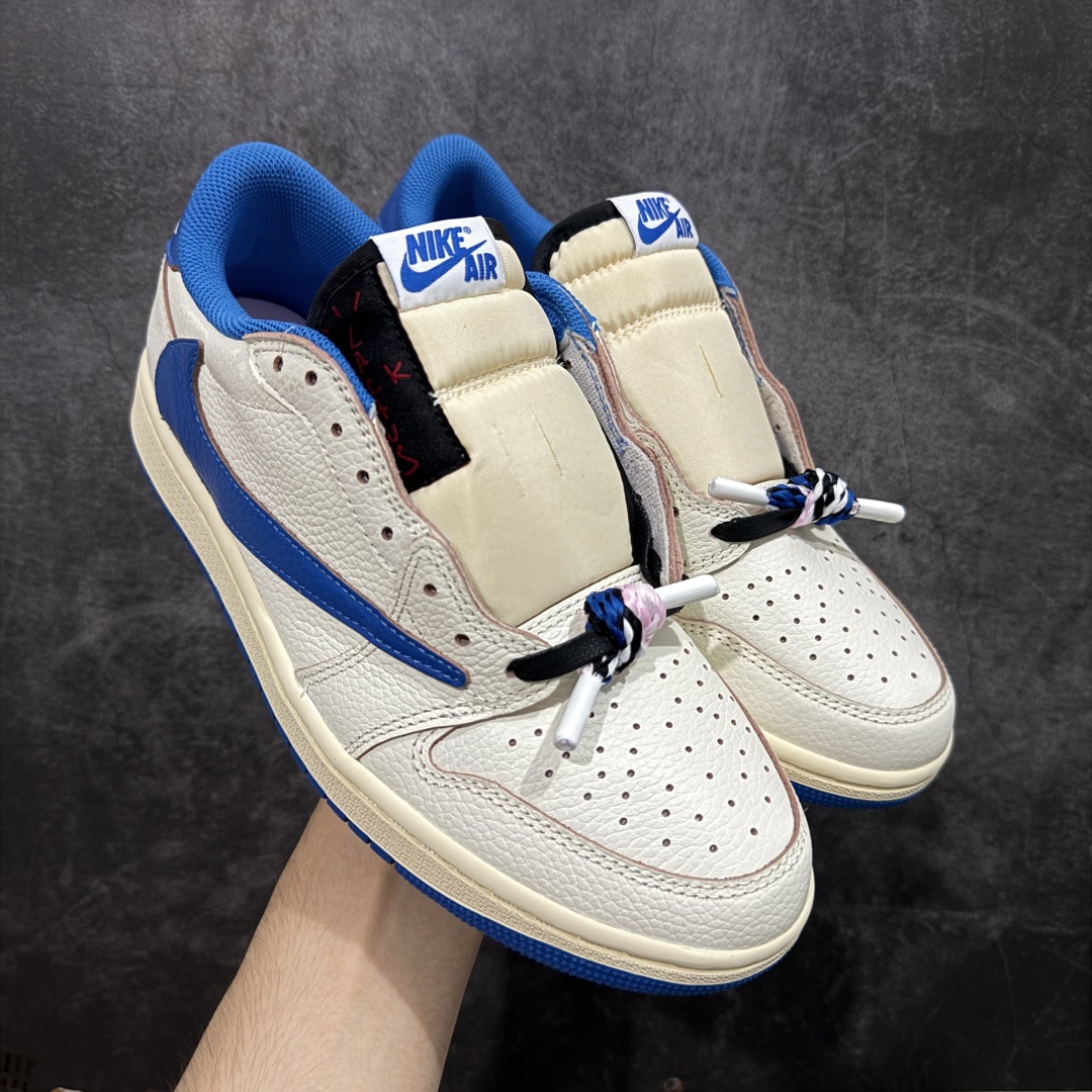 【原厂版】Air Jordan 1 x Travis Scott AJ1 x TS联名白蓝倒钩低帮 DM7866-104 超级强悍品质 可对比市场各大纯原版本 专业aj大厂出品 对细节的把控毋庸置疑 材料也是用最接近原鞋的头层皮料 所有地方都没有做到减配 原厂鞋楦打造完美鞋型 整体鞋型以及后跟做的弧度做的非常好 鞋带为原厂打蜡鞋带 粗细程度同步原鞋 裁片清洁度到位 无明显瑕疵毛边 免修产品 正确针车 该重针 该有尖角的地方都有做到 鞋价格非常香 转手可闭眼卖高价 到手各位就知道货有多好 绝对秒杀一切同价格货品 尺码:36-47.5-选品中心