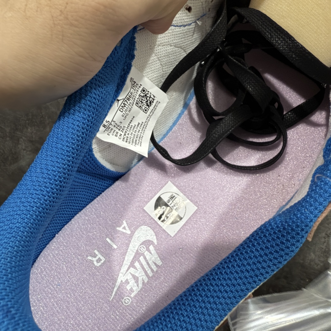 图片[7]-【原厂版】Air Jordan 1 x Travis Scott AJ1 x TS联名白蓝倒钩低帮 DM7866-104 超级强悍品质 可对比市场各大纯原版本 专业aj大厂出品 对细节的把控毋庸置疑 材料也是用最接近原鞋的头层皮料 所有地方都没有做到减配 原厂鞋楦打造完美鞋型 整体鞋型以及后跟做的弧度做的非常好 鞋带为原厂打蜡鞋带 粗细程度同步原鞋 裁片清洁度到位 无明显瑕疵毛边 免修产品 正确针车 该重针 该有尖角的地方都有做到 鞋价格非常香 转手可闭眼卖高价 到手各位就知道货有多好 绝对秒杀一切同价格货品 尺码：36-47.5-选品中心