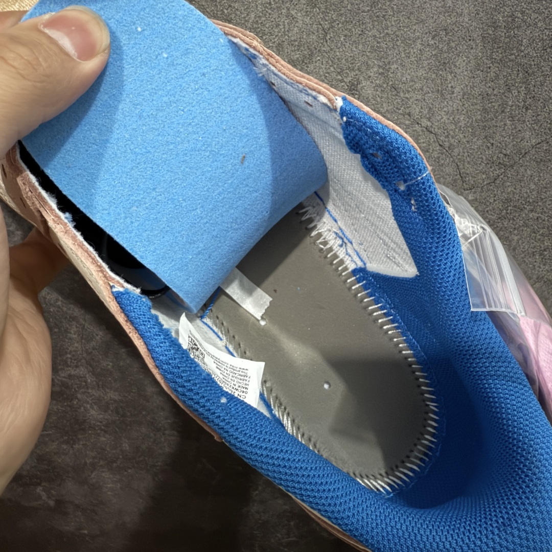 图片[8]-【原厂版】Air Jordan 1 x Travis Scott AJ1 x TS联名白蓝倒钩低帮 DM7866-104 超级强悍品质 可对比市场各大纯原版本 专业aj大厂出品 对细节的把控毋庸置疑 材料也是用最接近原鞋的头层皮料 所有地方都没有做到减配 原厂鞋楦打造完美鞋型 整体鞋型以及后跟做的弧度做的非常好 鞋带为原厂打蜡鞋带 粗细程度同步原鞋 裁片清洁度到位 无明显瑕疵毛边 免修产品 正确针车 该重针 该有尖角的地方都有做到 鞋价格非常香 转手可闭眼卖高价 到手各位就知道货有多好 绝对秒杀一切同价格货品 尺码：36-47.5-选品中心