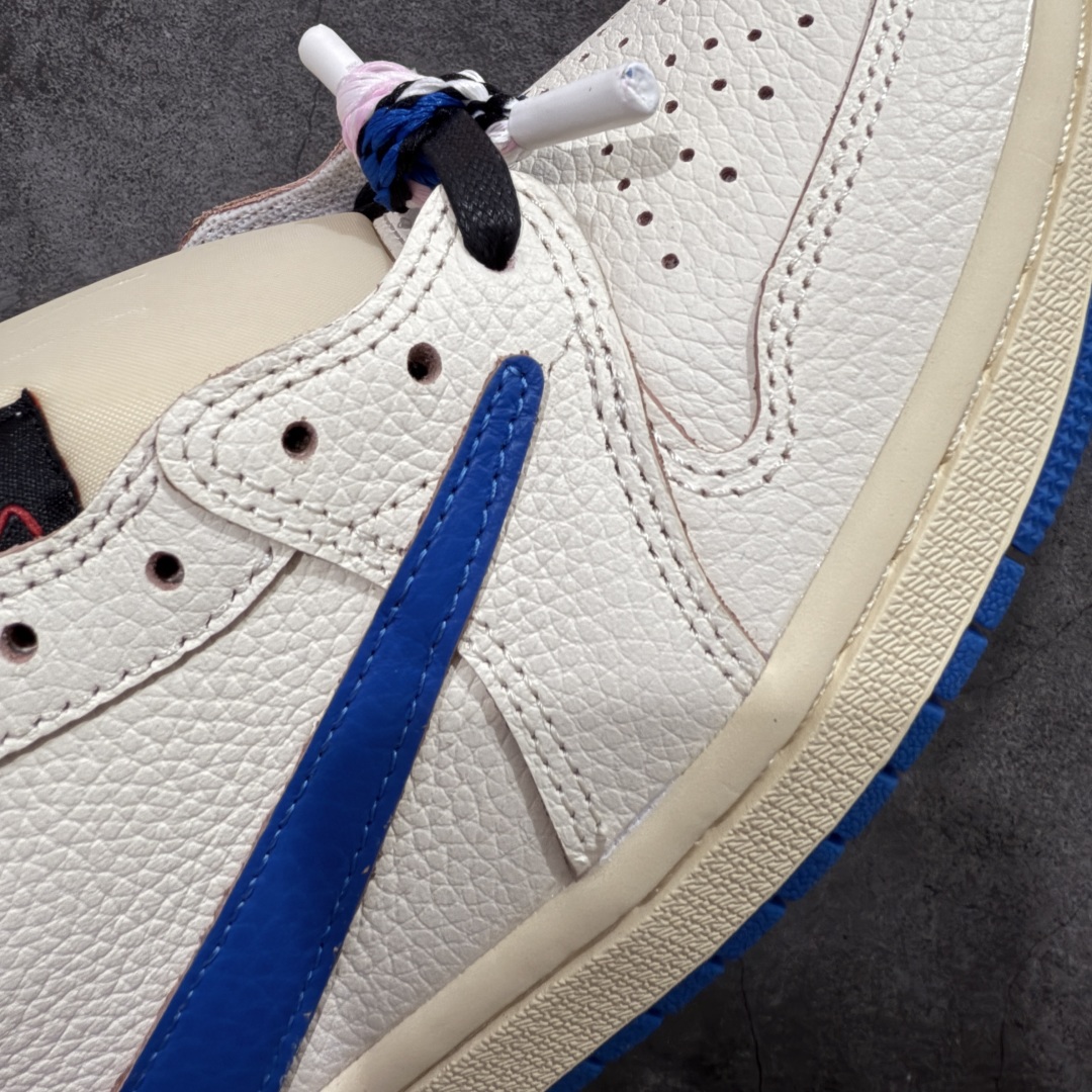 图片[4]-【原厂版】Air Jordan 1 x Travis Scott AJ1 x TS联名白蓝倒钩低帮 DM7866-104 超级强悍品质 可对比市场各大纯原版本 专业aj大厂出品 对细节的把控毋庸置疑 材料也是用最接近原鞋的头层皮料 所有地方都没有做到减配 原厂鞋楦打造完美鞋型 整体鞋型以及后跟做的弧度做的非常好 鞋带为原厂打蜡鞋带 粗细程度同步原鞋 裁片清洁度到位 无明显瑕疵毛边 免修产品 正确针车 该重针 该有尖角的地方都有做到 鞋价格非常香 转手可闭眼卖高价 到手各位就知道货有多好 绝对秒杀一切同价格货品 尺码：36-47.5-选品中心