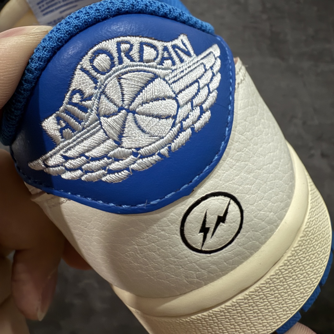 图片[2]-【原厂版】Air Jordan 1 x Travis Scott AJ1 x TS联名白蓝倒钩低帮 DM7866-104 超级强悍品质 可对比市场各大纯原版本 专业aj大厂出品 对细节的把控毋庸置疑 材料也是用最接近原鞋的头层皮料 所有地方都没有做到减配 原厂鞋楦打造完美鞋型 整体鞋型以及后跟做的弧度做的非常好 鞋带为原厂打蜡鞋带 粗细程度同步原鞋 裁片清洁度到位 无明显瑕疵毛边 免修产品 正确针车 该重针 该有尖角的地方都有做到 鞋价格非常香 转手可闭眼卖高价 到手各位就知道货有多好 绝对秒杀一切同价格货品 尺码：36-47.5-选品中心