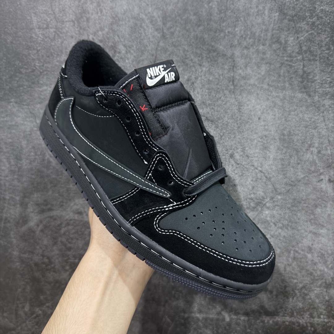 图片[3]-【原厂版】Air Jordan 1 x Travis Scott AJ1 x TS联名黑倒钩低帮 DM7866-001 超级强悍品质 可对比市场各大纯原版本 专业aj大厂出品 对细节的把控毋庸置疑 材料也是用最接近原鞋的头层皮料 所有地方都没有做到减配 原厂鞋楦打造完美鞋型 整体鞋型以及后跟做的弧度做的非常好 鞋带为原厂打蜡鞋带 粗细程度同步原鞋 裁片清洁度到位 无明显瑕疵毛边 免修产品 正确针车 该重针 该有尖角的地方都有做到 鞋价格非常香 转手可闭眼卖高价 到手各位就知道货有多好 绝对秒杀一切同价格货品 尺码：36-47.5-选品中心