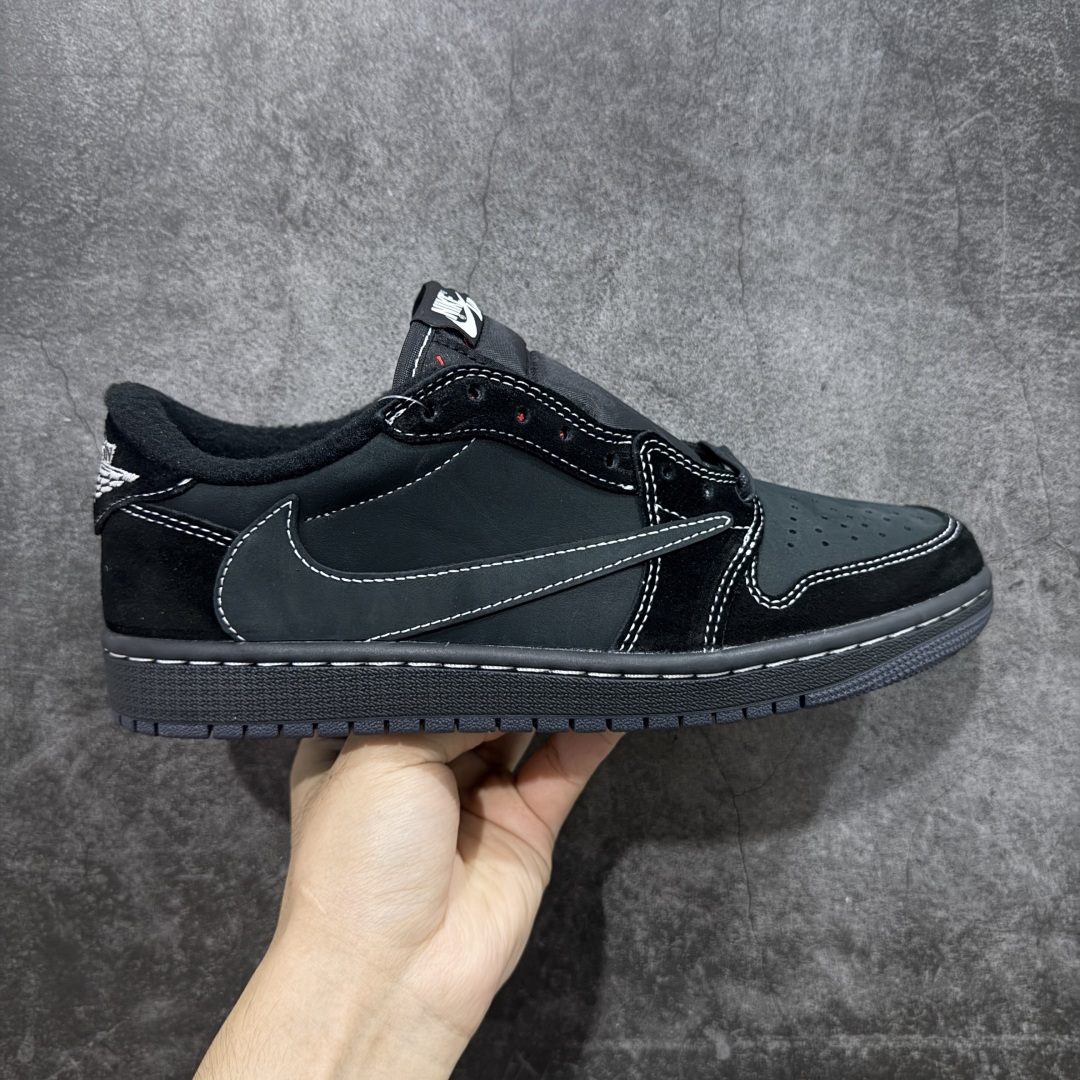 【原厂版】Air Jordan 1 x Travis Scott AJ1 x TS联名黑倒钩低帮 DM7866-001 超级强悍品质 可对比市场各大纯原版本 专业aj大厂出品 对细节的把控毋庸置疑 材料也是用最接近原鞋的头层皮料 所有地方都没有做到减配 原厂鞋楦打造完美鞋型 整体鞋型以及后跟做的弧度做的非常好 鞋带为原厂打蜡鞋带 粗细程度同步原鞋 裁片清洁度到位 无明显瑕疵毛边 免修产品 正确针车 该重针 该有尖角的地方都有做到 鞋价格非常香 转手可闭眼卖高价 到手各位就知道货有多好 绝对秒杀一切同价格货品 尺码:36-47.5-选品中心