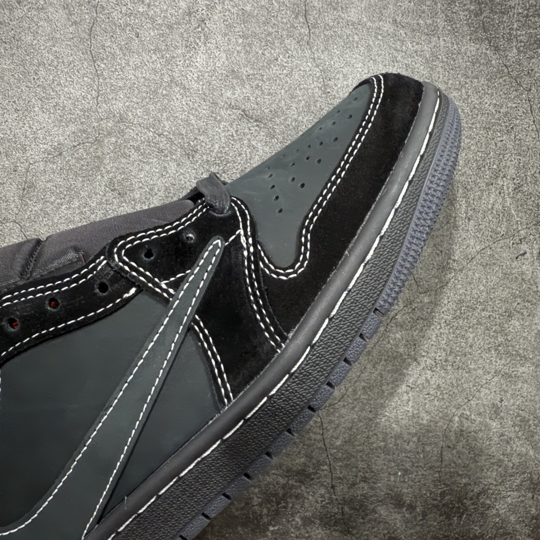 图片[6]-【原厂版】Air Jordan 1 x Travis Scott AJ1 x TS联名黑倒钩低帮 DM7866-001 超级强悍品质 可对比市场各大纯原版本 专业aj大厂出品 对细节的把控毋庸置疑 材料也是用最接近原鞋的头层皮料 所有地方都没有做到减配 原厂鞋楦打造完美鞋型 整体鞋型以及后跟做的弧度做的非常好 鞋带为原厂打蜡鞋带 粗细程度同步原鞋 裁片清洁度到位 无明显瑕疵毛边 免修产品 正确针车 该重针 该有尖角的地方都有做到 鞋价格非常香 转手可闭眼卖高价 到手各位就知道货有多好 绝对秒杀一切同价格货品 尺码：36-47.5-选品中心