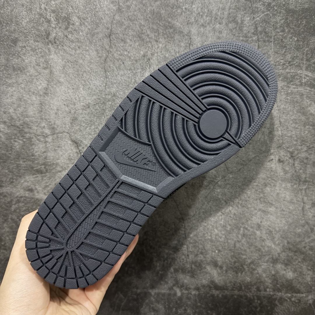 图片[9]-【原厂版】Air Jordan 1 x Travis Scott AJ1 x TS联名黑倒钩低帮 DM7866-001 超级强悍品质 可对比市场各大纯原版本 专业aj大厂出品 对细节的把控毋庸置疑 材料也是用最接近原鞋的头层皮料 所有地方都没有做到减配 原厂鞋楦打造完美鞋型 整体鞋型以及后跟做的弧度做的非常好 鞋带为原厂打蜡鞋带 粗细程度同步原鞋 裁片清洁度到位 无明显瑕疵毛边 免修产品 正确针车 该重针 该有尖角的地方都有做到 鞋价格非常香 转手可闭眼卖高价 到手各位就知道货有多好 绝对秒杀一切同价格货品 尺码：36-47.5-选品中心