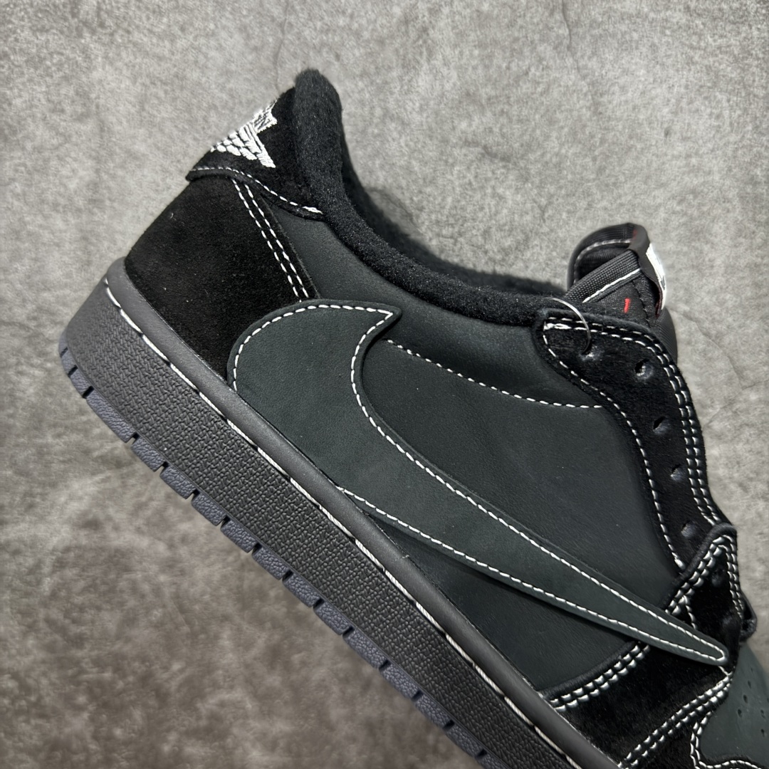 图片[7]-【原厂版】Air Jordan 1 x Travis Scott AJ1 x TS联名黑倒钩低帮 DM7866-001 超级强悍品质 可对比市场各大纯原版本 专业aj大厂出品 对细节的把控毋庸置疑 材料也是用最接近原鞋的头层皮料 所有地方都没有做到减配 原厂鞋楦打造完美鞋型 整体鞋型以及后跟做的弧度做的非常好 鞋带为原厂打蜡鞋带 粗细程度同步原鞋 裁片清洁度到位 无明显瑕疵毛边 免修产品 正确针车 该重针 该有尖角的地方都有做到 鞋价格非常香 转手可闭眼卖高价 到手各位就知道货有多好 绝对秒杀一切同价格货品 尺码：36-47.5-选品中心