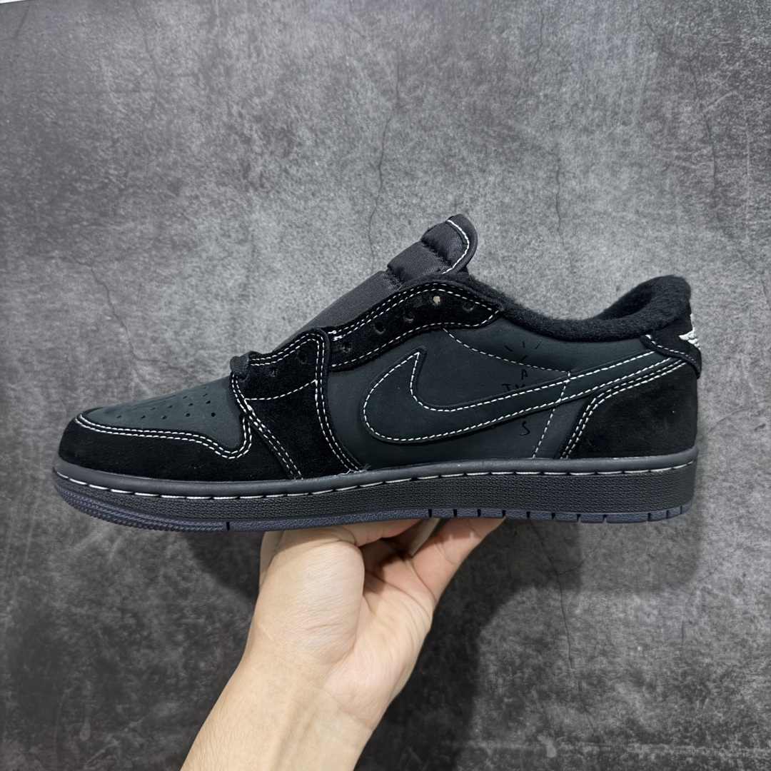 图片[2]-【原厂版】Air Jordan 1 x Travis Scott AJ1 x TS联名黑倒钩低帮 DM7866-001 超级强悍品质 可对比市场各大纯原版本 专业aj大厂出品 对细节的把控毋庸置疑 材料也是用最接近原鞋的头层皮料 所有地方都没有做到减配 原厂鞋楦打造完美鞋型 整体鞋型以及后跟做的弧度做的非常好 鞋带为原厂打蜡鞋带 粗细程度同步原鞋 裁片清洁度到位 无明显瑕疵毛边 免修产品 正确针车 该重针 该有尖角的地方都有做到 鞋价格非常香 转手可闭眼卖高价 到手各位就知道货有多好 绝对秒杀一切同价格货品 尺码：36-47.5-选品中心