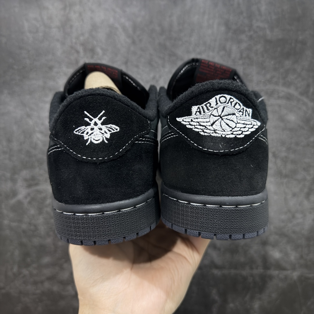 图片[4]-【原厂版】Air Jordan 1 x Travis Scott AJ1 x TS联名黑倒钩低帮 DM7866-001 超级强悍品质 可对比市场各大纯原版本 专业aj大厂出品 对细节的把控毋庸置疑 材料也是用最接近原鞋的头层皮料 所有地方都没有做到减配 原厂鞋楦打造完美鞋型 整体鞋型以及后跟做的弧度做的非常好 鞋带为原厂打蜡鞋带 粗细程度同步原鞋 裁片清洁度到位 无明显瑕疵毛边 免修产品 正确针车 该重针 该有尖角的地方都有做到 鞋价格非常香 转手可闭眼卖高价 到手各位就知道货有多好 绝对秒杀一切同价格货品 尺码：36-47.5-选品中心