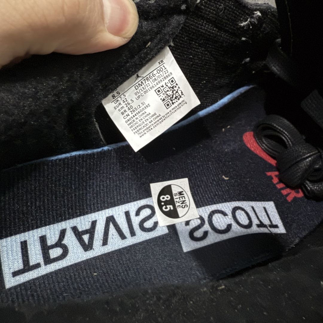 图片[7]-【原厂版】Air Jordan 1 x Travis Scott AJ1 x TS联名黑倒钩低帮 DM7866-001 超级强悍品质 可对比市场各大纯原版本 专业aj大厂出品 对细节的把控毋庸置疑 材料也是用最接近原鞋的头层皮料 所有地方都没有做到减配 原厂鞋楦打造完美鞋型 整体鞋型以及后跟做的弧度做的非常好 鞋带为原厂打蜡鞋带 粗细程度同步原鞋 裁片清洁度到位 无明显瑕疵毛边 免修产品 正确针车 该重针 该有尖角的地方都有做到 鞋价格非常香 转手可闭眼卖高价 到手各位就知道货有多好 绝对秒杀一切同价格货品 尺码：36-47.5-选品中心