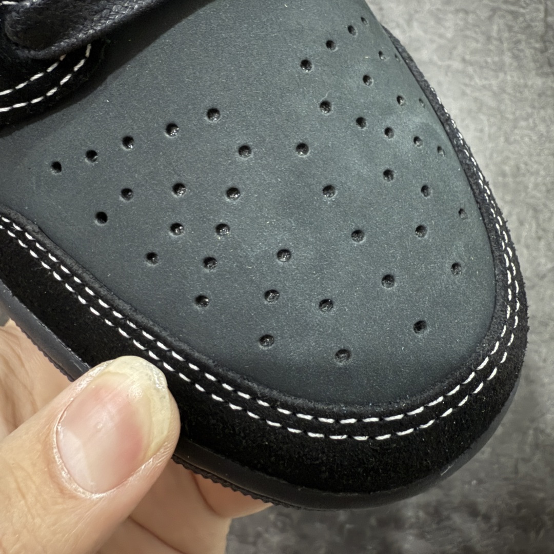 图片[5]-【原厂版】Air Jordan 1 x Travis Scott AJ1 x TS联名黑倒钩低帮 DM7866-001 超级强悍品质 可对比市场各大纯原版本 专业aj大厂出品 对细节的把控毋庸置疑 材料也是用最接近原鞋的头层皮料 所有地方都没有做到减配 原厂鞋楦打造完美鞋型 整体鞋型以及后跟做的弧度做的非常好 鞋带为原厂打蜡鞋带 粗细程度同步原鞋 裁片清洁度到位 无明显瑕疵毛边 免修产品 正确针车 该重针 该有尖角的地方都有做到 鞋价格非常香 转手可闭眼卖高价 到手各位就知道货有多好 绝对秒杀一切同价格货品 尺码：36-47.5-选品中心