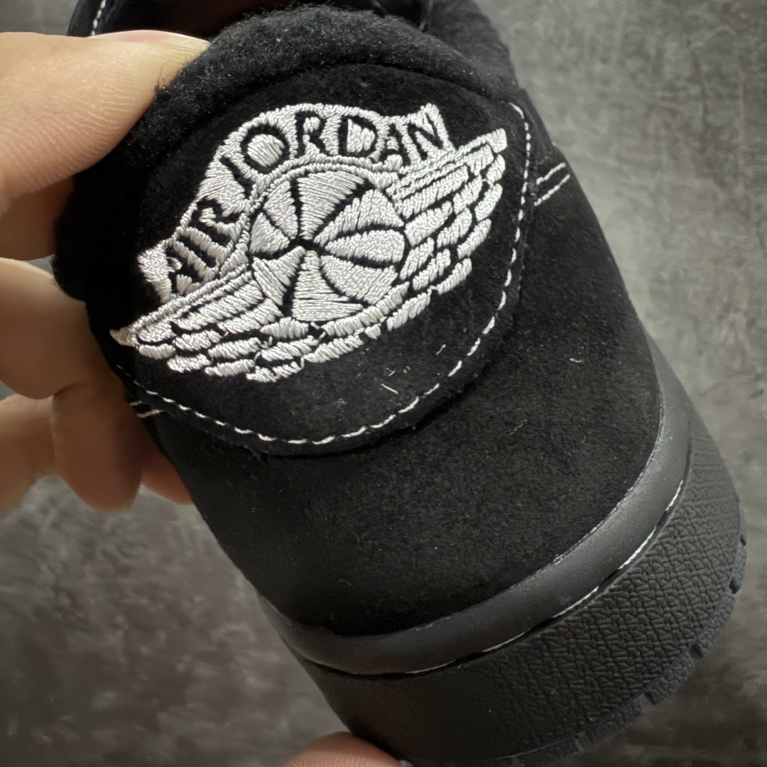 图片[2]-【原厂版】Air Jordan 1 x Travis Scott AJ1 x TS联名黑倒钩低帮 DM7866-001 超级强悍品质 可对比市场各大纯原版本 专业aj大厂出品 对细节的把控毋庸置疑 材料也是用最接近原鞋的头层皮料 所有地方都没有做到减配 原厂鞋楦打造完美鞋型 整体鞋型以及后跟做的弧度做的非常好 鞋带为原厂打蜡鞋带 粗细程度同步原鞋 裁片清洁度到位 无明显瑕疵毛边 免修产品 正确针车 该重针 该有尖角的地方都有做到 鞋价格非常香 转手可闭眼卖高价 到手各位就知道货有多好 绝对秒杀一切同价格货品 尺码：36-47.5-选品中心