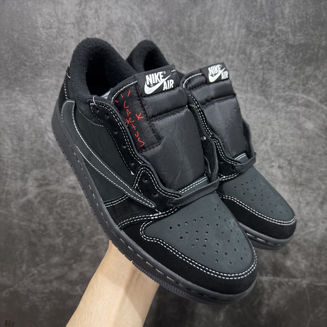 【原厂版】Air Jordan 1 x Travis Scott AJ1 x TS联名黑倒钩低帮 DM7866-001 超级强悍品质 可对比市场各大纯原版本 专业aj大厂出品 对细节的把控毋庸置疑 材料也是用最接近原鞋的头层皮料 所有地方都没有做到减配 原厂鞋楦打造完美鞋型 整体鞋型以及后跟做的弧度做的非常好 鞋带为原厂打蜡鞋带 粗细程度同步原鞋 裁片清洁度到位 无明显瑕疵毛边 免修产品 正确针车 该重针 该有尖角的地方都有做到 鞋价格非常香 转手可闭眼卖高价 到手各位就知道货有多好 绝对秒杀一切同价格货品 尺码:36-47.5-选品中心