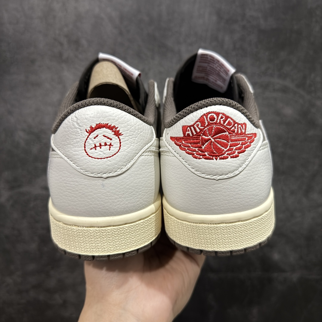 图片[4]-【原厂版】Air Jordan 1 x Travis Scott AJ1 x TS联名白棕倒钩低帮 DM7866-162 超级强悍品质 可对比市场各大纯原版本 专业aj大厂出品 对细节的把控毋庸置疑 材料也是用最接近原鞋的头层皮料 所有地方都没有做到减配 原厂鞋楦打造完美鞋型 整体鞋型以及后跟做的弧度做的非常好 鞋带为原厂打蜡鞋带 粗细程度同步原鞋 裁片清洁度到位 无明显瑕疵毛边 免修产品 正确针车 该重针 该有尖角的地方都有做到 鞋价格非常香 转手可闭眼卖高价 到手各位就知道货有多好 绝对秒杀一切同价格货品 尺码：36-47.5-选品中心