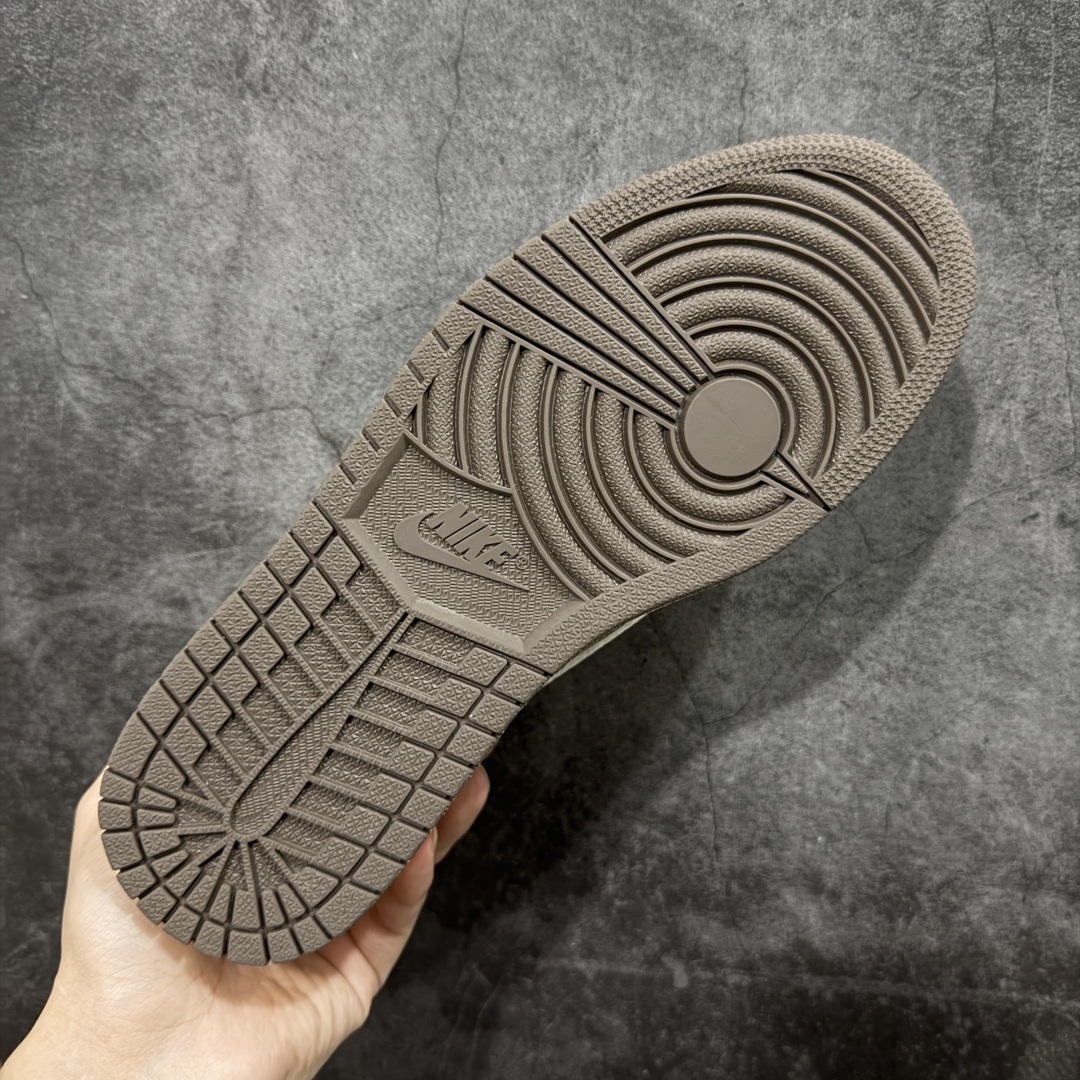 图片[9]-【原厂版】Air Jordan 1 x Travis Scott AJ1 x TS联名白棕倒钩低帮 DM7866-162 超级强悍品质 可对比市场各大纯原版本 专业aj大厂出品 对细节的把控毋庸置疑 材料也是用最接近原鞋的头层皮料 所有地方都没有做到减配 原厂鞋楦打造完美鞋型 整体鞋型以及后跟做的弧度做的非常好 鞋带为原厂打蜡鞋带 粗细程度同步原鞋 裁片清洁度到位 无明显瑕疵毛边 免修产品 正确针车 该重针 该有尖角的地方都有做到 鞋价格非常香 转手可闭眼卖高价 到手各位就知道货有多好 绝对秒杀一切同价格货品 尺码：36-47.5-选品中心