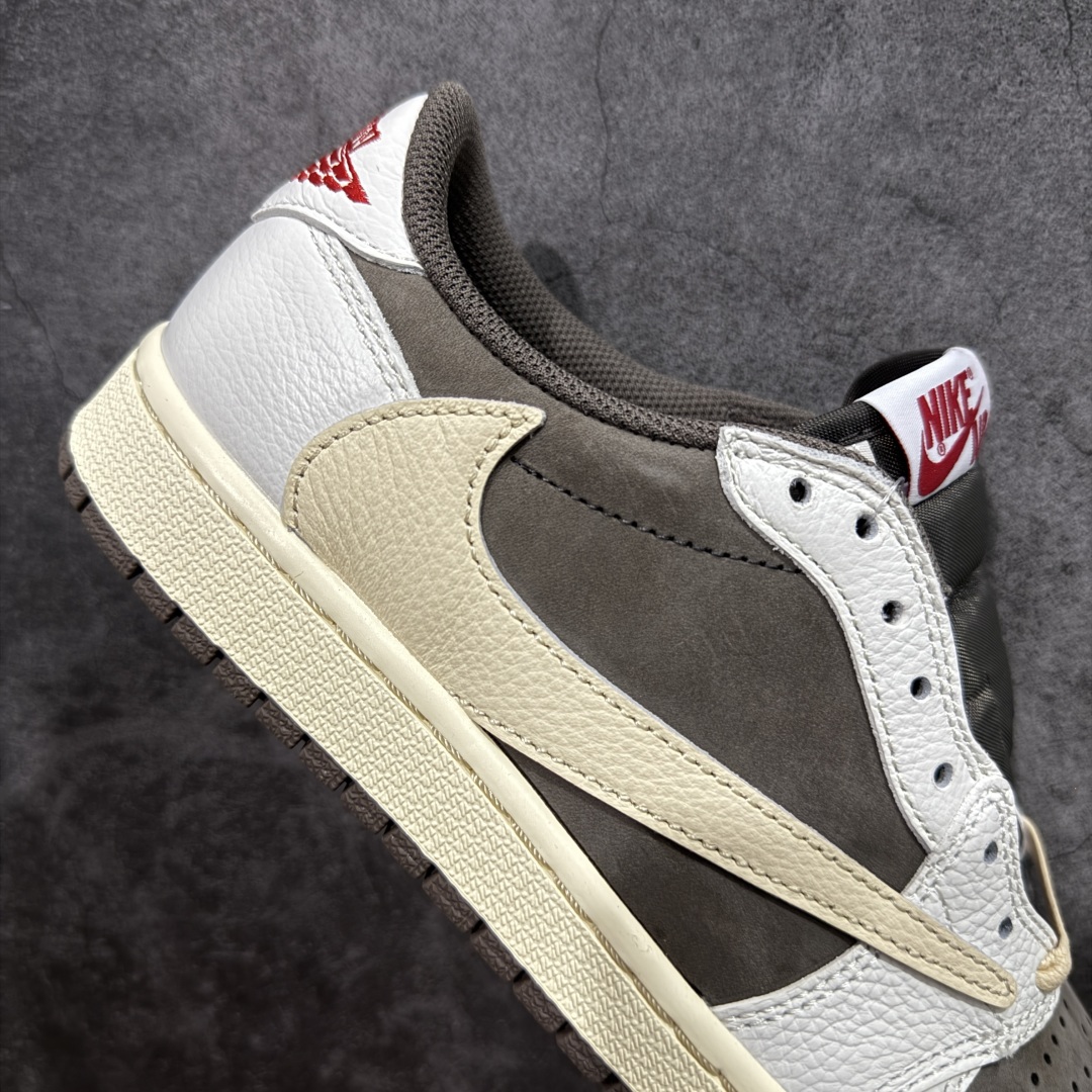 图片[7]-【原厂版】Air Jordan 1 x Travis Scott AJ1 x TS联名白棕倒钩低帮 DM7866-162 超级强悍品质 可对比市场各大纯原版本 专业aj大厂出品 对细节的把控毋庸置疑 材料也是用最接近原鞋的头层皮料 所有地方都没有做到减配 原厂鞋楦打造完美鞋型 整体鞋型以及后跟做的弧度做的非常好 鞋带为原厂打蜡鞋带 粗细程度同步原鞋 裁片清洁度到位 无明显瑕疵毛边 免修产品 正确针车 该重针 该有尖角的地方都有做到 鞋价格非常香 转手可闭眼卖高价 到手各位就知道货有多好 绝对秒杀一切同价格货品 尺码：36-47.5-选品中心