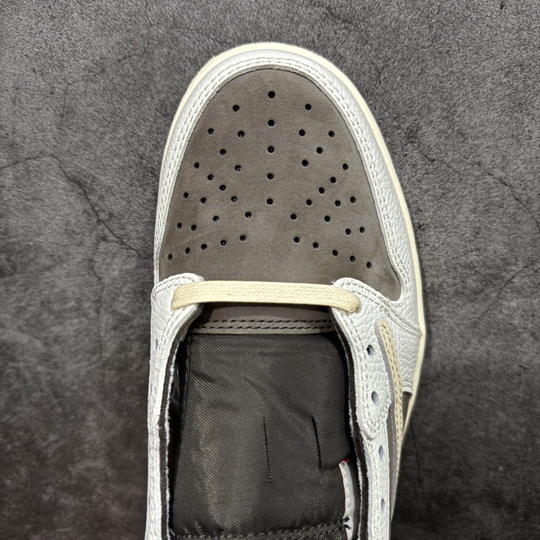 图片[5]-【原厂版】Air Jordan 1 x Travis Scott AJ1 x TS联名白棕倒钩低帮 DM7866-162 超级强悍品质 可对比市场各大纯原版本 专业aj大厂出品 对细节的把控毋庸置疑 材料也是用最接近原鞋的头层皮料 所有地方都没有做到减配 原厂鞋楦打造完美鞋型 整体鞋型以及后跟做的弧度做的非常好 鞋带为原厂打蜡鞋带 粗细程度同步原鞋 裁片清洁度到位 无明显瑕疵毛边 免修产品 正确针车 该重针 该有尖角的地方都有做到 鞋价格非常香 转手可闭眼卖高价 到手各位就知道货有多好 绝对秒杀一切同价格货品 尺码：36-47.5-选品中心