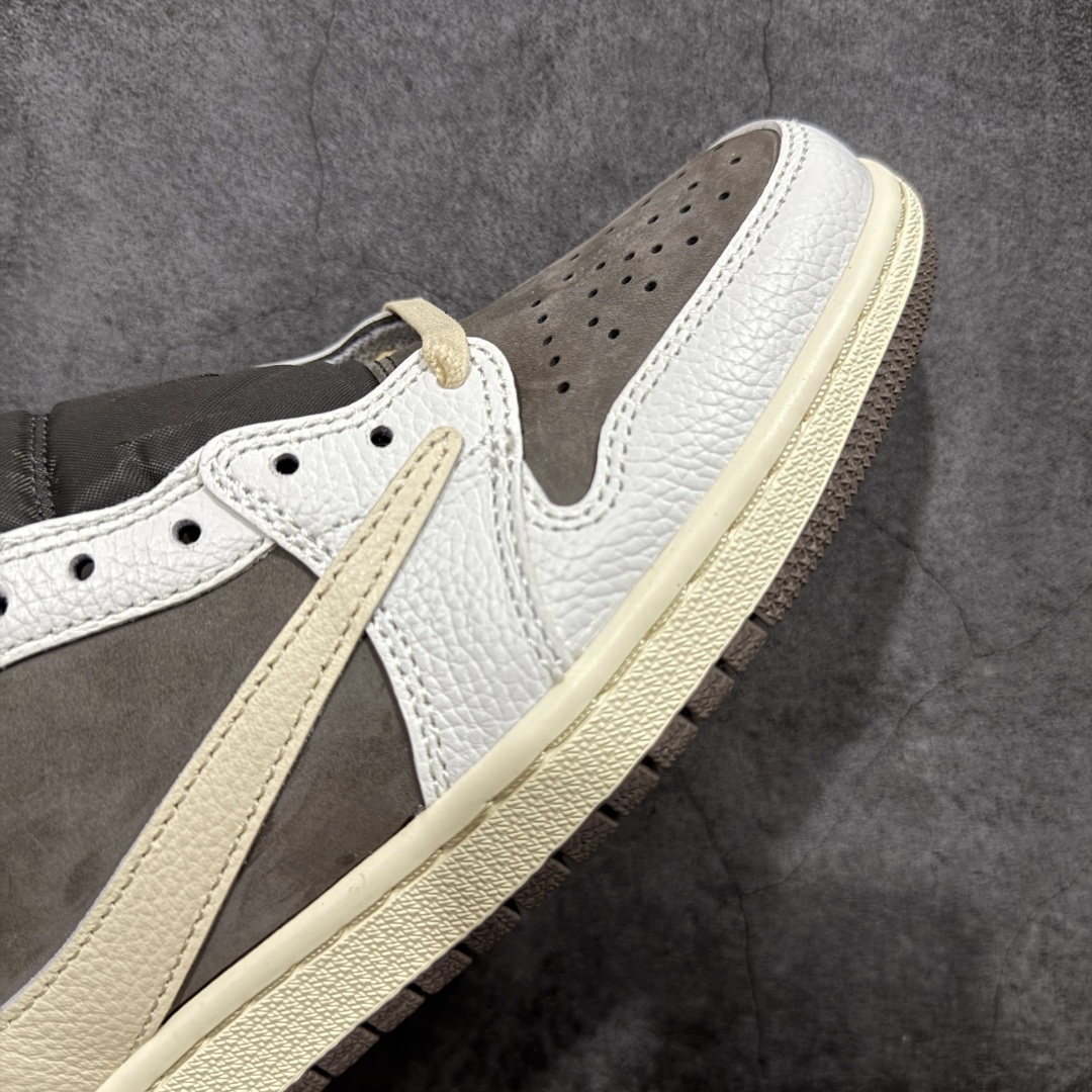 图片[6]-【原厂版】Air Jordan 1 x Travis Scott AJ1 x TS联名白棕倒钩低帮 DM7866-162 超级强悍品质 可对比市场各大纯原版本 专业aj大厂出品 对细节的把控毋庸置疑 材料也是用最接近原鞋的头层皮料 所有地方都没有做到减配 原厂鞋楦打造完美鞋型 整体鞋型以及后跟做的弧度做的非常好 鞋带为原厂打蜡鞋带 粗细程度同步原鞋 裁片清洁度到位 无明显瑕疵毛边 免修产品 正确针车 该重针 该有尖角的地方都有做到 鞋价格非常香 转手可闭眼卖高价 到手各位就知道货有多好 绝对秒杀一切同价格货品 尺码：36-47.5-选品中心