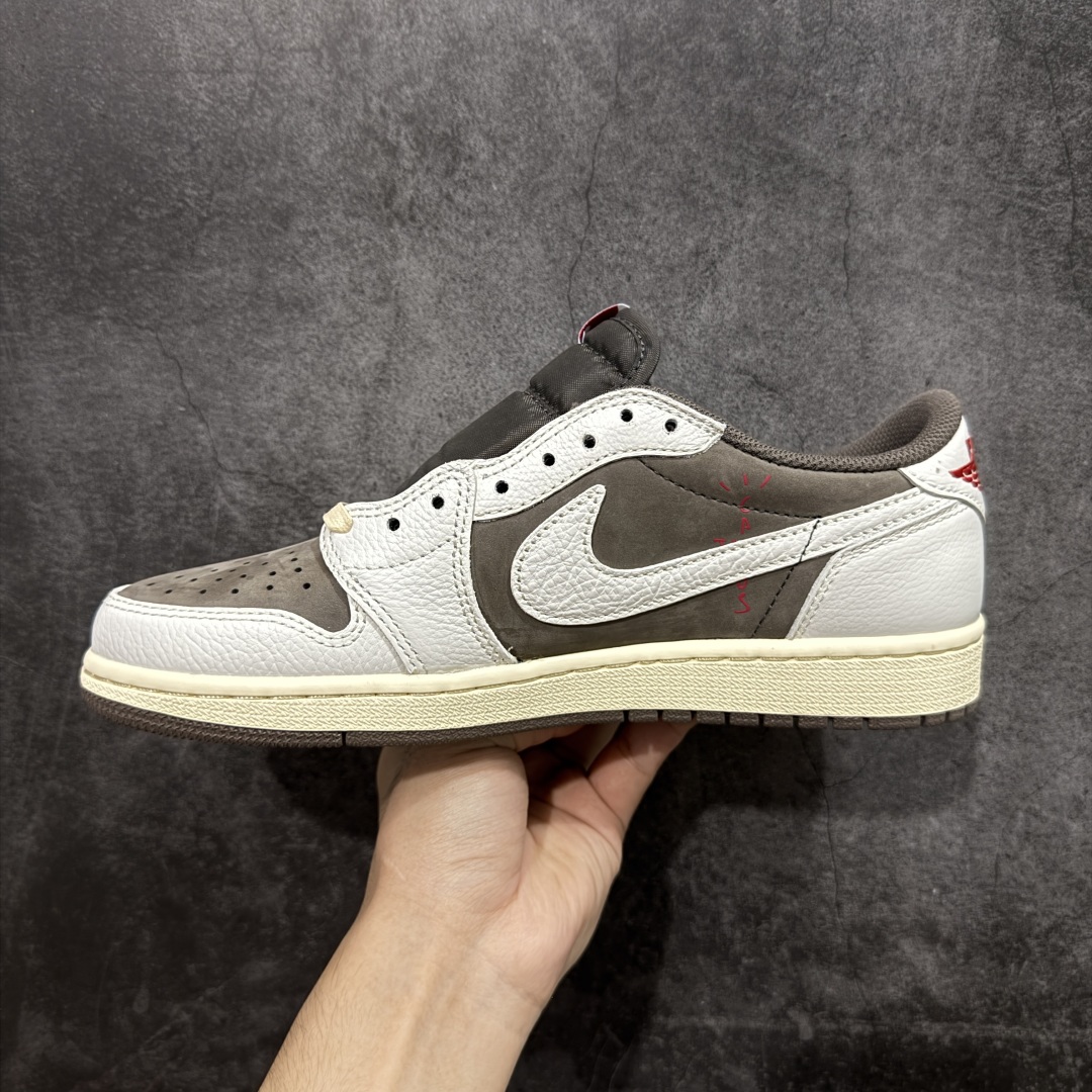 图片[2]-【原厂版】Air Jordan 1 x Travis Scott AJ1 x TS联名白棕倒钩低帮 DM7866-162 超级强悍品质 可对比市场各大纯原版本 专业aj大厂出品 对细节的把控毋庸置疑 材料也是用最接近原鞋的头层皮料 所有地方都没有做到减配 原厂鞋楦打造完美鞋型 整体鞋型以及后跟做的弧度做的非常好 鞋带为原厂打蜡鞋带 粗细程度同步原鞋 裁片清洁度到位 无明显瑕疵毛边 免修产品 正确针车 该重针 该有尖角的地方都有做到 鞋价格非常香 转手可闭眼卖高价 到手各位就知道货有多好 绝对秒杀一切同价格货品 尺码：36-47.5-选品中心
