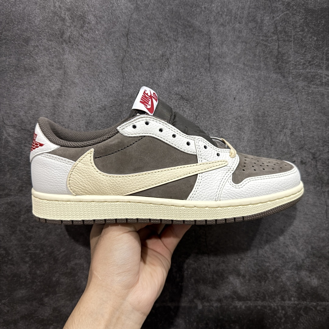 【原厂版】Air Jordan 1 x Travis Scott AJ1 x TS联名白棕倒钩低帮 DM7866-162 超级强悍品质 可对比市场各大纯原版本 专业aj大厂出品 对细节的把控毋庸置疑 材料也是用最接近原鞋的头层皮料 所有地方都没有做到减配 原厂鞋楦打造完美鞋型 整体鞋型以及后跟做的弧度做的非常好 鞋带为原厂打蜡鞋带 粗细程度同步原鞋 裁片清洁度到位 无明显瑕疵毛边 免修产品 正确针车 该重针 该有尖角的地方都有做到 鞋价格非常香 转手可闭眼卖高价 到手各位就知道货有多好 绝对秒杀一切同价格货品 尺码:36-47.5-选品中心