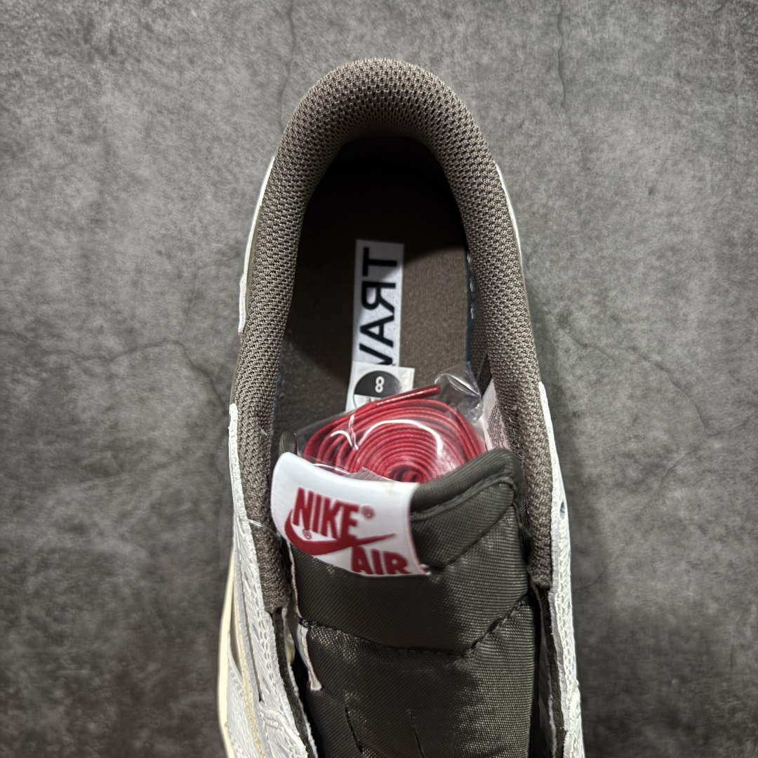 图片[8]-【原厂版】Air Jordan 1 x Travis Scott AJ1 x TS联名白棕倒钩低帮 DM7866-162 超级强悍品质 可对比市场各大纯原版本 专业aj大厂出品 对细节的把控毋庸置疑 材料也是用最接近原鞋的头层皮料 所有地方都没有做到减配 原厂鞋楦打造完美鞋型 整体鞋型以及后跟做的弧度做的非常好 鞋带为原厂打蜡鞋带 粗细程度同步原鞋 裁片清洁度到位 无明显瑕疵毛边 免修产品 正确针车 该重针 该有尖角的地方都有做到 鞋价格非常香 转手可闭眼卖高价 到手各位就知道货有多好 绝对秒杀一切同价格货品 尺码：36-47.5-选品中心