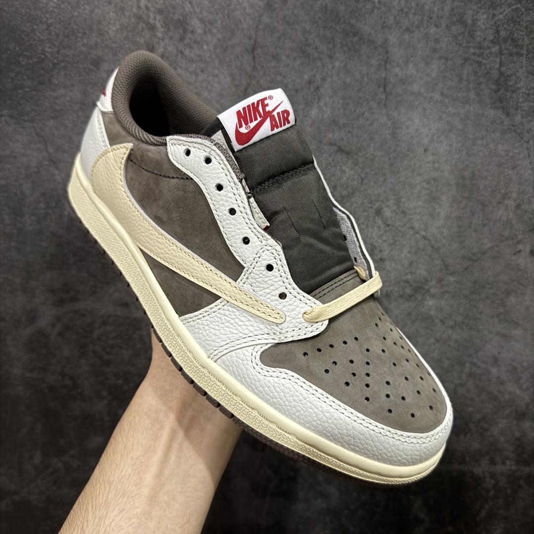 图片[3]-【原厂版】Air Jordan 1 x Travis Scott AJ1 x TS联名白棕倒钩低帮 DM7866-162 超级强悍品质 可对比市场各大纯原版本 专业aj大厂出品 对细节的把控毋庸置疑 材料也是用最接近原鞋的头层皮料 所有地方都没有做到减配 原厂鞋楦打造完美鞋型 整体鞋型以及后跟做的弧度做的非常好 鞋带为原厂打蜡鞋带 粗细程度同步原鞋 裁片清洁度到位 无明显瑕疵毛边 免修产品 正确针车 该重针 该有尖角的地方都有做到 鞋价格非常香 转手可闭眼卖高价 到手各位就知道货有多好 绝对秒杀一切同价格货品 尺码：36-47.5-选品中心