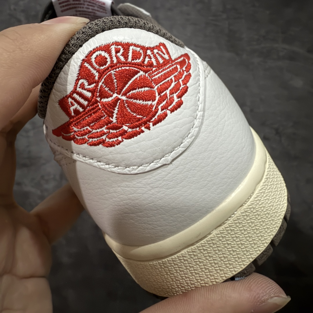 图片[2]-【原厂版】Air Jordan 1 x Travis Scott AJ1 x TS联名白棕倒钩低帮 DM7866-162 超级强悍品质 可对比市场各大纯原版本 专业aj大厂出品 对细节的把控毋庸置疑 材料也是用最接近原鞋的头层皮料 所有地方都没有做到减配 原厂鞋楦打造完美鞋型 整体鞋型以及后跟做的弧度做的非常好 鞋带为原厂打蜡鞋带 粗细程度同步原鞋 裁片清洁度到位 无明显瑕疵毛边 免修产品 正确针车 该重针 该有尖角的地方都有做到 鞋价格非常香 转手可闭眼卖高价 到手各位就知道货有多好 绝对秒杀一切同价格货品 尺码：36-47.5-选品中心