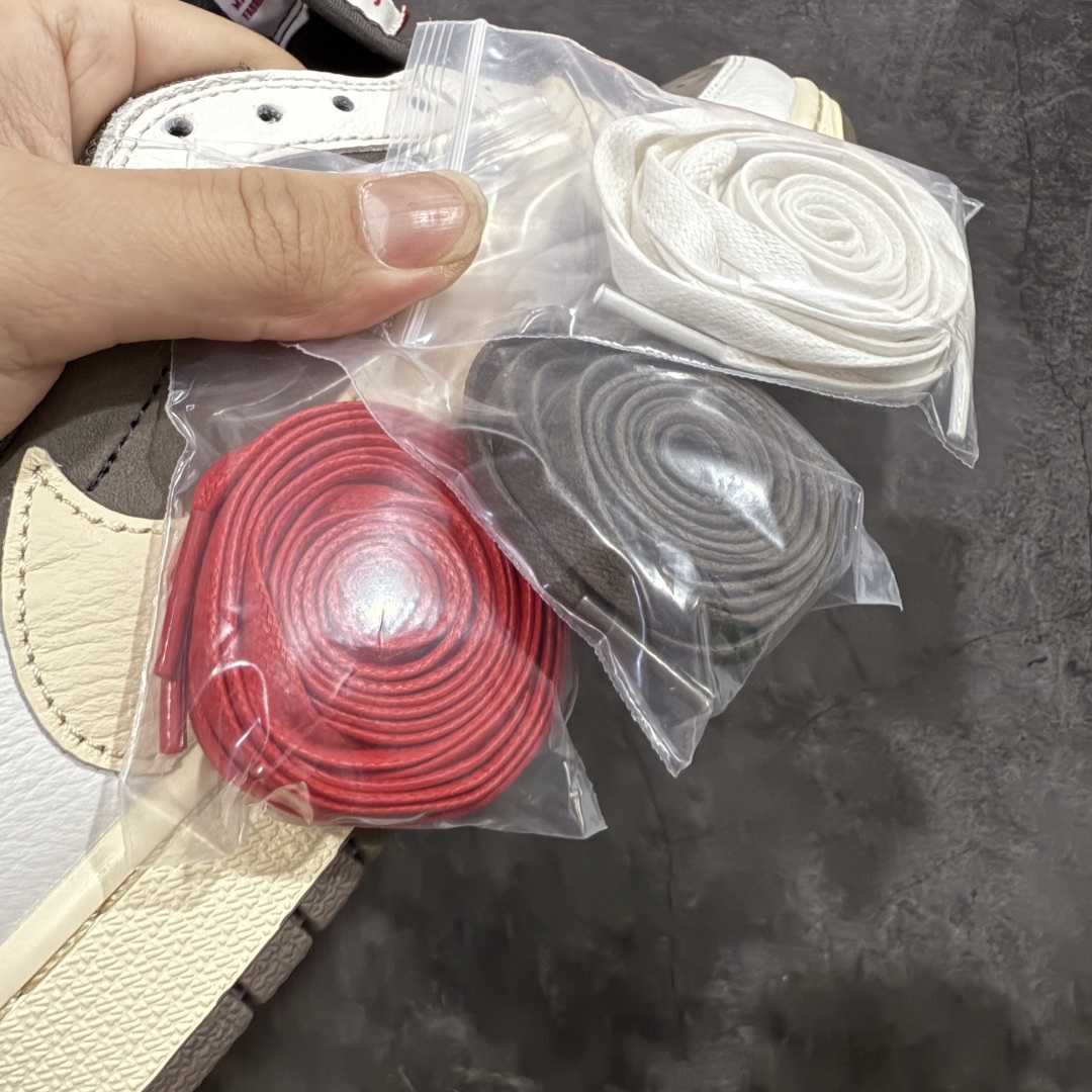图片[9]-【原厂版】Air Jordan 1 x Travis Scott AJ1 x TS联名白棕倒钩低帮 DM7866-162 超级强悍品质 可对比市场各大纯原版本 专业aj大厂出品 对细节的把控毋庸置疑 材料也是用最接近原鞋的头层皮料 所有地方都没有做到减配 原厂鞋楦打造完美鞋型 整体鞋型以及后跟做的弧度做的非常好 鞋带为原厂打蜡鞋带 粗细程度同步原鞋 裁片清洁度到位 无明显瑕疵毛边 免修产品 正确针车 该重针 该有尖角的地方都有做到 鞋价格非常香 转手可闭眼卖高价 到手各位就知道货有多好 绝对秒杀一切同价格货品 尺码：36-47.5-选品中心