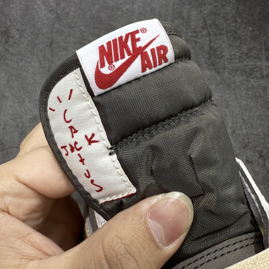 图片[6]-【原厂版】Air Jordan 1 x Travis Scott AJ1 x TS联名白棕倒钩低帮 DM7866-162 超级强悍品质 可对比市场各大纯原版本 专业aj大厂出品 对细节的把控毋庸置疑 材料也是用最接近原鞋的头层皮料 所有地方都没有做到减配 原厂鞋楦打造完美鞋型 整体鞋型以及后跟做的弧度做的非常好 鞋带为原厂打蜡鞋带 粗细程度同步原鞋 裁片清洁度到位 无明显瑕疵毛边 免修产品 正确针车 该重针 该有尖角的地方都有做到 鞋价格非常香 转手可闭眼卖高价 到手各位就知道货有多好 绝对秒杀一切同价格货品 尺码：36-47.5-选品中心