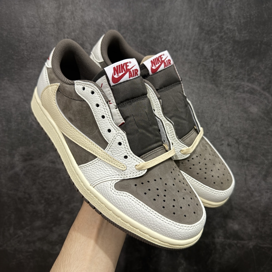 【原厂版】Air Jordan 1 x Travis Scott AJ1 x TS联名白棕倒钩低帮 DM7866-162 超级强悍品质 可对比市场各大纯原版本 专业aj大厂出品 对细节的把控毋庸置疑 材料也是用最接近原鞋的头层皮料 所有地方都没有做到减配 原厂鞋楦打造完美鞋型 整体鞋型以及后跟做的弧度做的非常好 鞋带为原厂打蜡鞋带 粗细程度同步原鞋 裁片清洁度到位 无明显瑕疵毛边 免修产品 正确针车 该重针 该有尖角的地方都有做到 鞋价格非常香 转手可闭眼卖高价 到手各位就知道货有多好 绝对秒杀一切同价格货品 尺码:36-47.5-选品中心