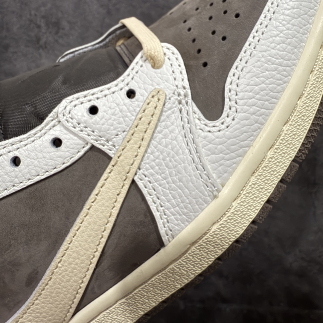 图片[4]-【原厂版】Air Jordan 1 x Travis Scott AJ1 x TS联名白棕倒钩低帮 DM7866-162 超级强悍品质 可对比市场各大纯原版本 专业aj大厂出品 对细节的把控毋庸置疑 材料也是用最接近原鞋的头层皮料 所有地方都没有做到减配 原厂鞋楦打造完美鞋型 整体鞋型以及后跟做的弧度做的非常好 鞋带为原厂打蜡鞋带 粗细程度同步原鞋 裁片清洁度到位 无明显瑕疵毛边 免修产品 正确针车 该重针 该有尖角的地方都有做到 鞋价格非常香 转手可闭眼卖高价 到手各位就知道货有多好 绝对秒杀一切同价格货品 尺码：36-47.5-选品中心