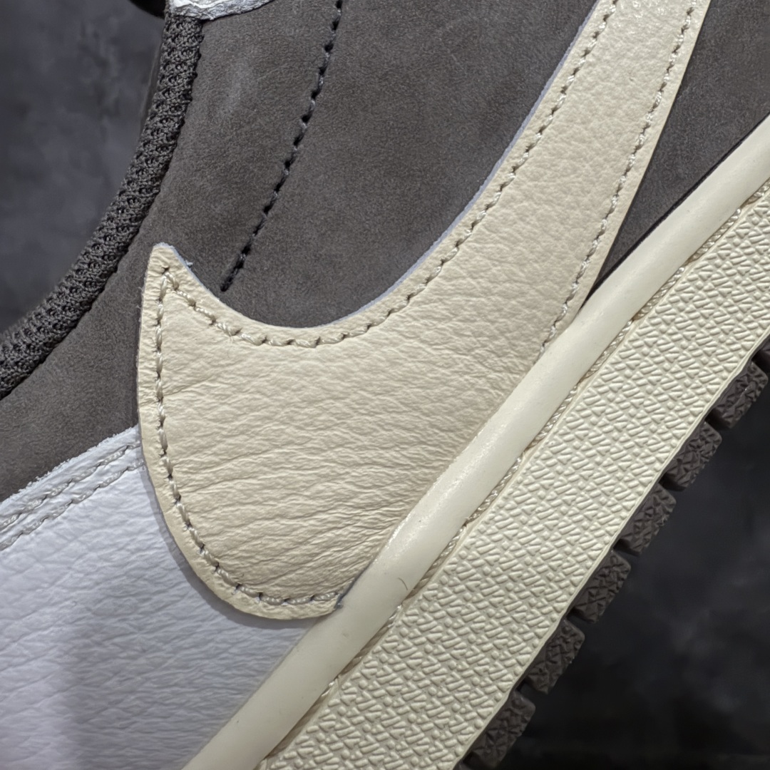 图片[3]-【原厂版】Air Jordan 1 x Travis Scott AJ1 x TS联名白棕倒钩低帮 DM7866-162 超级强悍品质 可对比市场各大纯原版本 专业aj大厂出品 对细节的把控毋庸置疑 材料也是用最接近原鞋的头层皮料 所有地方都没有做到减配 原厂鞋楦打造完美鞋型 整体鞋型以及后跟做的弧度做的非常好 鞋带为原厂打蜡鞋带 粗细程度同步原鞋 裁片清洁度到位 无明显瑕疵毛边 免修产品 正确针车 该重针 该有尖角的地方都有做到 鞋价格非常香 转手可闭眼卖高价 到手各位就知道货有多好 绝对秒杀一切同价格货品 尺码：36-47.5-选品中心